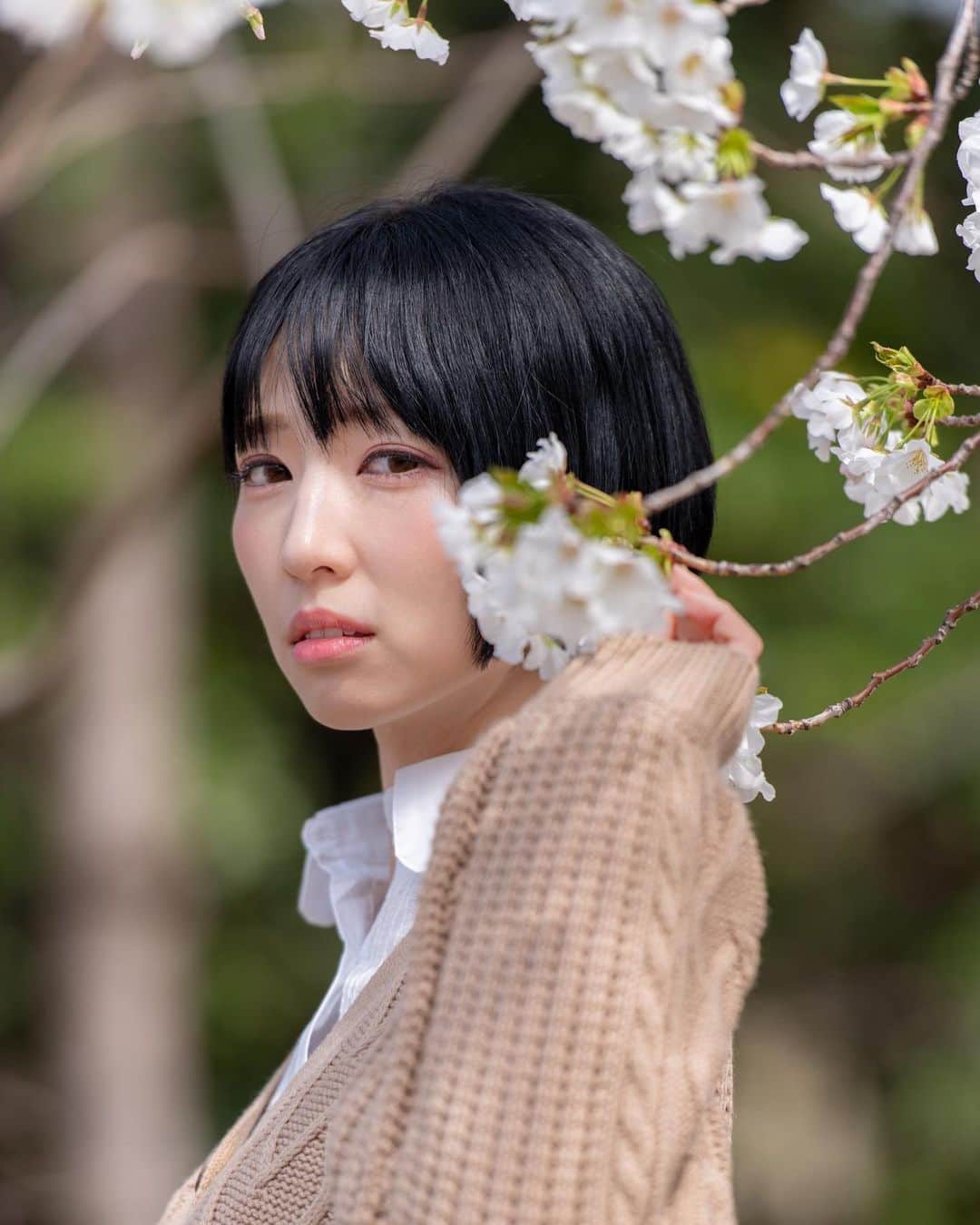清瀬まちさんのインスタグラム写真 - (清瀬まちInstagram)「大体誕生日は桜が満開です🌸 引退して1年経つのにリプありがとう😊 今年こそはサーキットで会えたら...って声が多かったので、発表するつもりは無かったんだけど💦  実はメカニックの彼と入籍&お腹の中の小さな命を守る為、しばらくサーキットはお預けです😖 でも、生涯レースに携われそうで幸せだよ！」3月23日 21時30分 - machi_kiyose