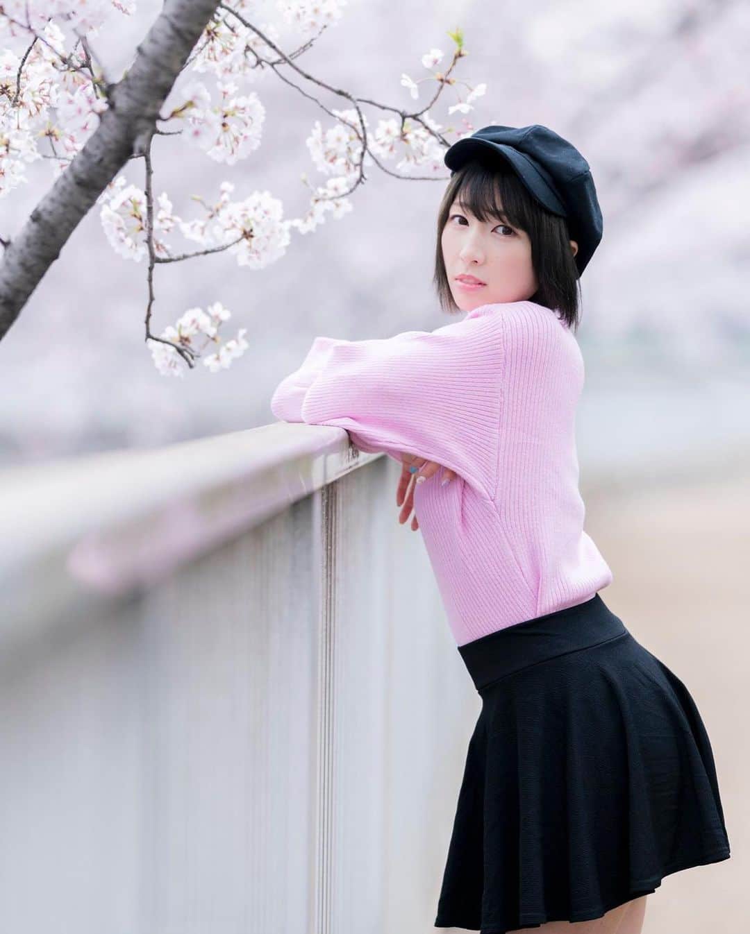 清瀬まちさんのインスタグラム写真 - (清瀬まちInstagram)「大体誕生日は桜が満開です🌸 引退して1年経つのにリプありがとう😊 今年こそはサーキットで会えたら...って声が多かったので、発表するつもりは無かったんだけど💦  実はメカニックの彼と入籍&お腹の中の小さな命を守る為、しばらくサーキットはお預けです😖 でも、生涯レースに携われそうで幸せだよ！」3月23日 21時30分 - machi_kiyose