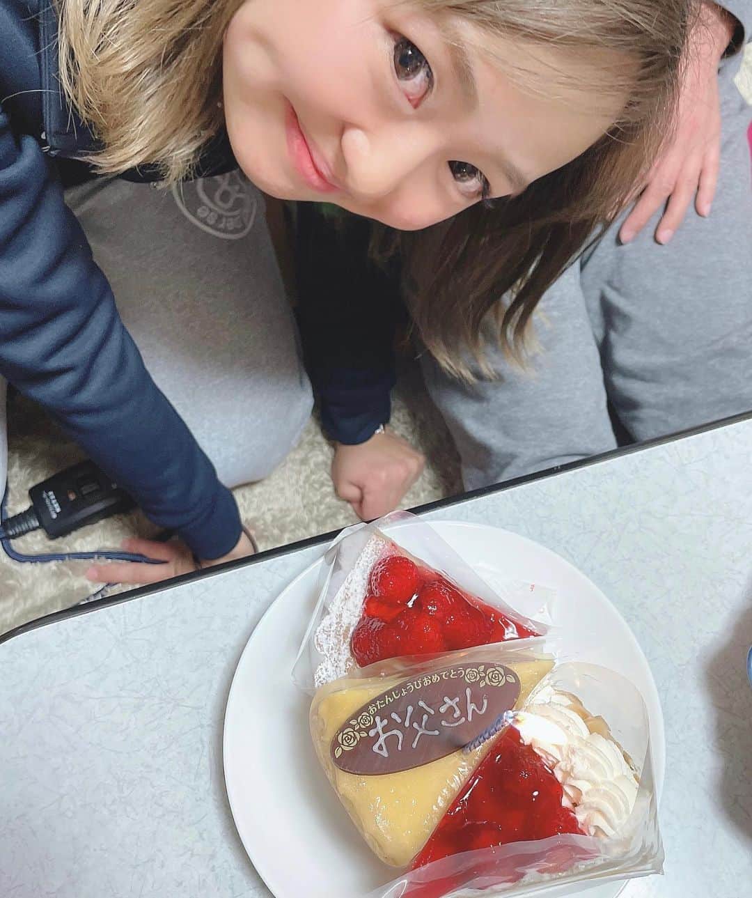 荒川侑奈さんのインスタグラム写真 - (荒川侑奈Instagram)「お父さんに誕生日ケーキ買って帰ったらめちゃくちゃ喜んでくれました🍰笑 いつもありがとう☺️」3月23日 21時39分 - yunaaa1028