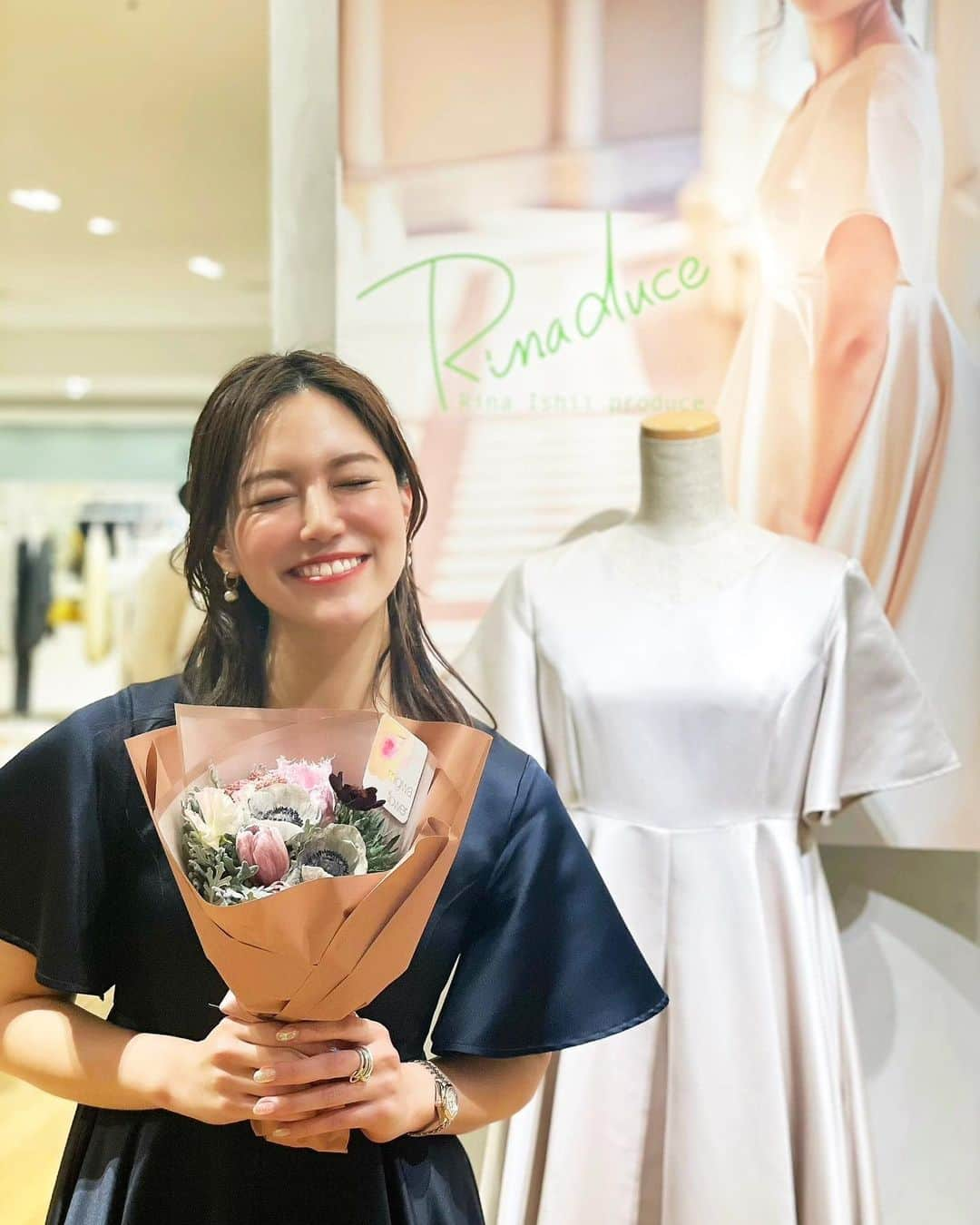 石井里奈さんのインスタグラム写真 - (石井里奈Instagram)「こんばんは✨ . 先程 @rinaduce 三越銀座POPUP STORE無事終了しました🥺💕✨ . 本当に沢山の方にご来店頂き、ありがとうございました🥺🥰 まさか自分のブランドを出して、銀座三越でお店を出せるなんて、夢のような事で、このような機会を頂けたのも本当に周りの皆さんの応援のおかげです😭✨ かけがえのない経験をさせていただき、本当にありがとうございました！！ . 1から自分で考え何度もサンプルを作り直し、周りの協力の元、試行錯誤しながら作ったお洋服達を、目の前で手に取って試着頂いたり感想を頂けた時は本当に嬉しくて感動でした😭❤️ . インスタグラマーとして3年くらい活動しておりますが、フォロワーさんに実際お会い出来るイベントも初めてだったので直接お会いできて色々お話できたのも本当に嬉しかったです😭❤️ . お店に来てくれたりお祝い応援のメッセージをくれた友達、家族、本当に本当にありがとうー🥺❤️ . このイベントを通して本当に改めて私はたくさんの人に支えられて今ここに立てていて、いつもパワーを貰えてるんだなと思いました🥺❤️ ここでは書き表せないくらい本当に感謝です！ありがとうーー🥺 . またこんなイベントができるようにこれからも頑張ります！秋冬のお洋服もこれから作るのでそんなの欲しいとかあれば、コメントしてください❤ . 今日もお疲れ様でした❗ . #rinaduce #石井里奈 #ありがとう #感謝 #thankyou #銀座三越 #花束 #お呼ばれコーデ #お呼ばれドレス #ドレス #ウェディングドレス #プロポーズ #結婚 #結婚式 #結婚式二次会 #whitedress #メンズ服 #モテ服 #モテ #デート服 #デートコーデ #wedding #weddingdress #お呼ばれ #デート #ワンピース #春服 #春コーデ #春服コーデ #springfashion」3月23日 21時40分 - ri7tin1025