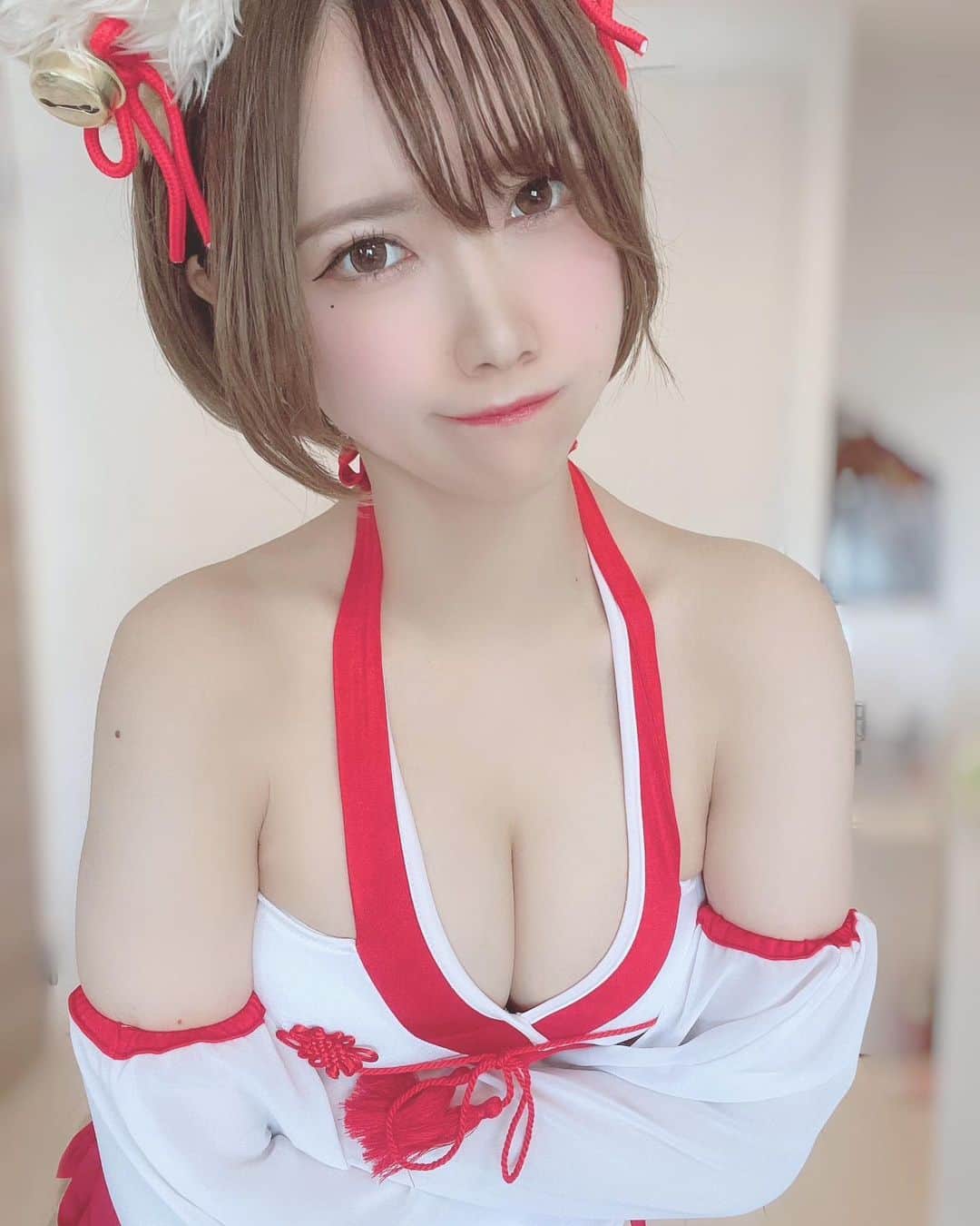 のインスタグラム：「あと1回くらい桜見に行きたい〜😭🌸 春の気温すき❣️ .  .  #巫女 #ケモ耳 #コスプレ #コスプレイヤー #グラビア #グラビアアイドル #モデル #ショートヘア #ショートカット #ふわふわヘア #無造作ヘア #ハンサムショート #ビジョビ #女子力向上委員会 #女子力向上計画 #shorthair #cosplay #cosplayer #gravure #shortcut #shorthair #instagood  #instafashion #selfie #kawaiigirl #japanesegirl #model」