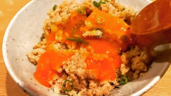 水村リアのインスタグラム：「🥚の黄身の破壊力をどうぞ。﻿ ﻿ ﻿ 最近の焼鳥屋さんでのコースの〆﻿ マイブームはそぼろ丼です☺️﻿ ﻿ もっぱらパン派だけど、﻿ そぼろ丼は食べる😝﻿ ﻿ ﻿ ﻿ 黄身の食テロ感ははんぱない…🍳﻿ ﻿ ・﻿ ・﻿ ・﻿ #焼鳥﻿ #そぼろ丼﻿ #焼鳥の〆﻿ #焼鳥屋﻿ #焼き鳥峠﻿ #牛込神楽坂﻿ #🐓」