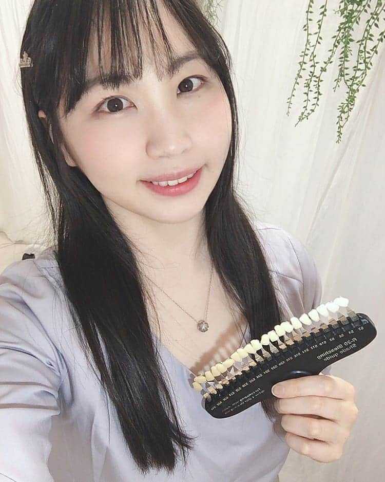 白葉まりさんのインスタグラム写真 - (白葉まりInstagram)「昨日 @light_beauty_ikebukuro でホワイトニングしてきました🦷✨ ホワイトニングはかなり久しぶりになっちゃってて色が気になってたから、、 1回照射でもワントーンあがって満足😄笑顔に自信持ちたいからね☺️ . 店内も音楽かかってたりリラックスできる雰囲気で居心地良かったです(*^^*) . . . . 私のインスタ見た！でサービスしてくれるみたいです🤭🎵↓ https://light-beauty.tokyo/ 池袋店 . . . . . . . . #ホワイトニング #医療ホワイトニング #ホワイトニングサロン #白い歯 #綺麗な歯 #歯のホワイトニング #デンタル #デンタルエステ #セルフホワイトニング #美白 #ledフェイシャル #LEDスカルプケア #池袋ホワイトニング #池袋サロン #ホワイトニング池袋 #ホワイトニング東京 #池袋 #東京 #ホワイトニングlightbeauty #lightbeauty池袋 #lightbeauty #whitening #dental #dentailwhitening #selfwhitening」3月23日 21時54分 - shirahamari