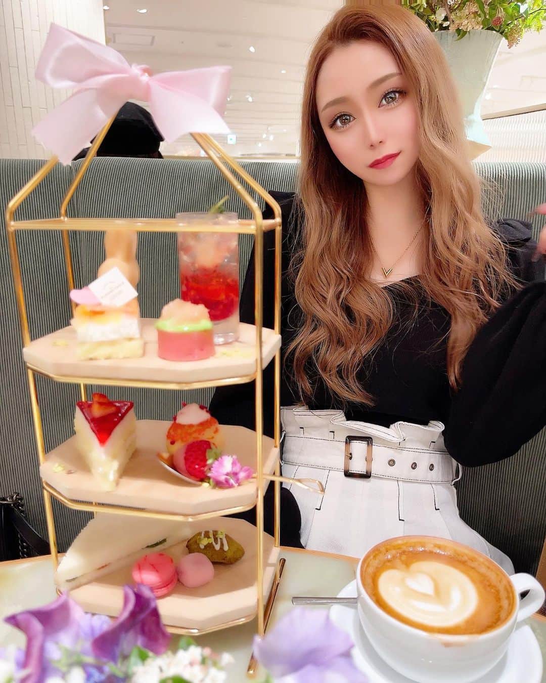 HIMEKAのインスタグラム：「. . 今日も出勤🍓 21:30 . . #アフタヌーンティー #三越」