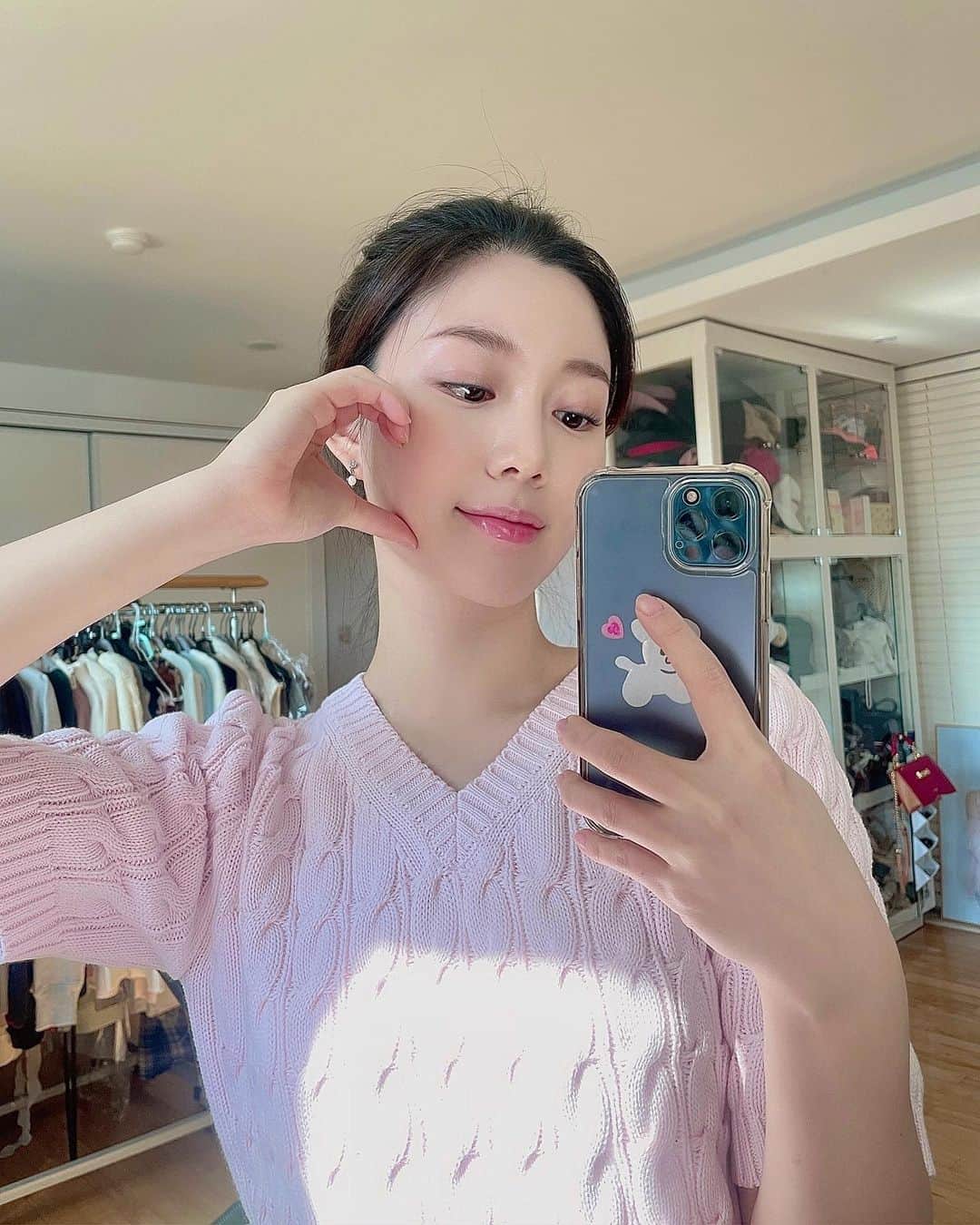のインスタグラム：「요고 케이스 있자나요,, 투명케이스에 스티커 붙인고에요😖 저 귀요운 강아지랑 하투는 스티커랍니다-💗」