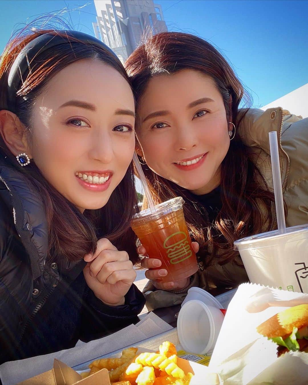 中西麻里衣さんのインスタグラム写真 - (中西麻里衣Instagram)「洋子に会えた日♡ 強風で寒かったけど…テラスで🍔と🥤 しょっちゅう連絡はとってるけど、会って話せるのはまた違う🥺🍀 こういう時間は大切である❗️ #おかんとむすめ#大切な時間#充電#寒いのに#冷たい飲み物#さらに冷える#😂# また来月#アラフォー#子育てママ#悩みは尽きません」3月24日 7時41分 - 87marii