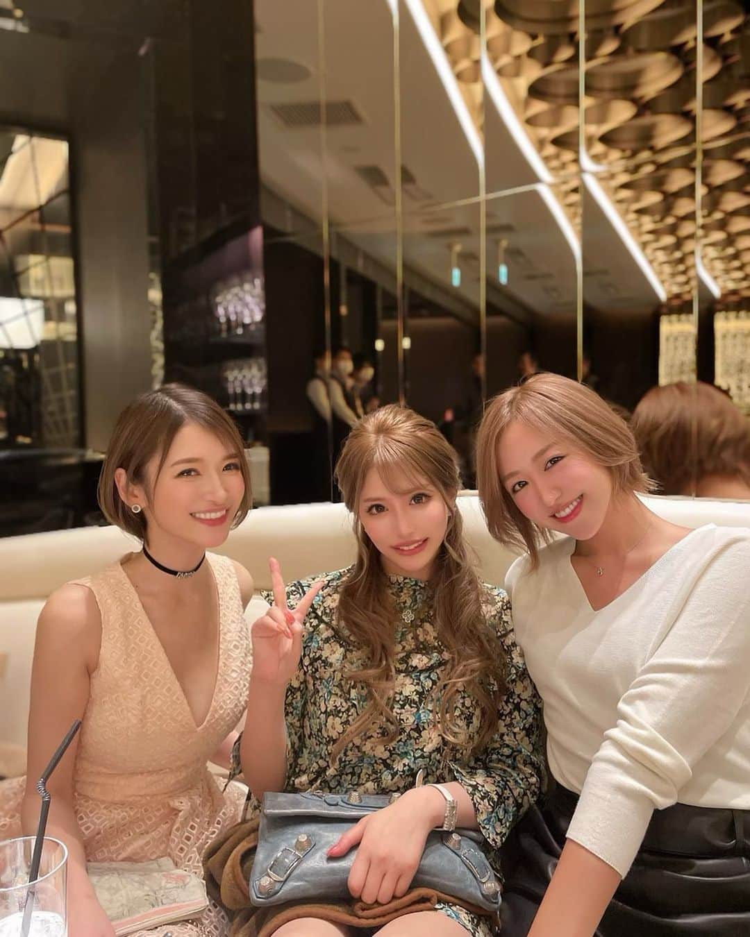 れみのインスタグラム：「100投稿目\(*'▽'*)/ なので好きぴとの写真載せるね✨ 面倒臭がり＋写真を撮る習慣なくて全然更新してなかった！笑  🙇‍♀️プチ報告です🙇‍♀️ 今日の出勤を最後に４月末までお休み頂きます！ 当分お店にはおりませんので、ご理解よろしくお願い致します✨」