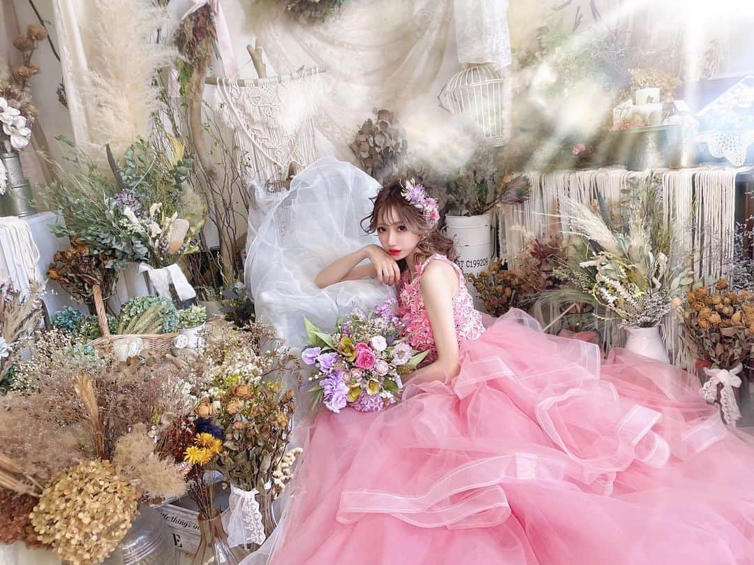 堀井大輔のインスタグラム：「・ ・ 横の画角も映える✨ ・ おとぎ話のこの空間 ・ あと3ヶ月限定だから たくさんデータ撮っていきます。 7月からはイメージ変えたフォトブースに リニューアルします✨ ・ ・ 𝑚𝑜𝑑𝑒𝑙 @i_____belle  ℎ𝑎𝑖𝑟/𝑝ℎ𝑜𝑡𝑜 @daisuke_5511  ℎ𝑎𝑖𝑟 𝑎𝑐𝑐𝑒𝑠𝑠𝑜𝑟𝑦 @bebu_flower 𝑏𝑜𝑢𝑞𝑢𝑒𝑡 @bebu_flower  ・ ・  #ホリーマジック #ホリージョ撮影 #エモージョ #ホリージョ #エモさ #クラウンヘアー #天白区 #名古屋 #ヘアセット#セット#ヘアアレンジ #プレ花嫁 #作品撮り #ウェディングドレス #2021秋婚 #2021春婚 #2021夏婚 #全国のプレ花嫁さんと繋がりたい #ウェディングニュース #コテ巻き #巻き髪 #ゼクシィ2021 #アップスタイル #おだんご #編みおろし #プラコレ ￼ 	◦」