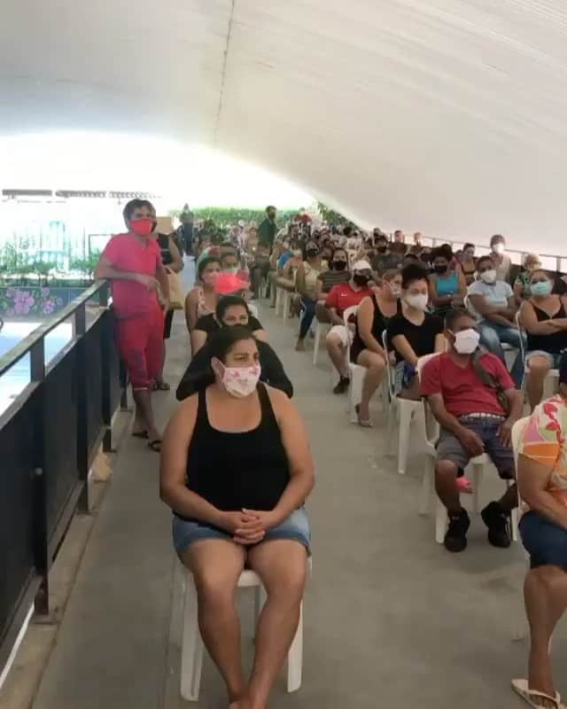 グレイシー・カルヴァルホのインスタグラム：「Neste video você vê representantes de 250 famílias (organizados e seguindo os protocolos seguros) que hoje, receberam cestas básicas na comunidade de Paraisópolis. Depois da entrega, assistiram ao filme (R)EXISTIR, que está no meu IGTV, e foi feito na intenção de homenageá-los, homenagear todos aqueles que infelizmente perderam suas vidas para o Covid no Brasil e encorajá-los a seguir resistindo — um recorte da dura realidade vivida por eles, e por nós. —  Paraisópolis tem enfrentado essa pandemia com maestria, muita inteligência, trabalho duro e acima de tudo, com extremo respeito! Desde março do ano passado, desenvolveram inúmeras alternativas no enfrentamento dessa crise  tão dolorida, pela qual estamos passando. Conscientizaram a população (de mais de 100 mil pessoas) que vive na comunidade, contrataram três ambulâncias que ficavam a serviço exclusivo e particular deles (já que as ambulâncias do SAMU não entram lá - tremendo absurdo), treinaram 450 moradores, que se tornaram presidentes de rua e coordenavam as demandas de suas respectivas ruas, atuando como verdadeiros guerreiros no combate ao Corona Vírus.  Eu me lembro claramente do dia em que o @gilsonrodriguesbr me contou, triste e emocionado, pós discurso da “GRIPEZINHA" ( feito em Rede Nacional,  por aquele que nega ter dito isso até hoje) que a população, outrora consciente, havia voltado a tomar as ruas. Ele não desistiu e se manteve forte, coordenando uma verdadeira operação de combate, de forma séria e dedicada! Paraisópolis sofre novamente os efeitos da desorganização de nossos líderes e precisa da colaboração de todos nós. Paraisópolis é um grande exemplo de perseverança, força e empatia! Quem puder colaborar com cestas básicas ou qualquer outro tipo de ajuda, por favor visite o site: www.G10favelas.com.br e entenda como fazê-lo. #doarfazbem Juntos, somente juntos Resistiremos! ❤️」