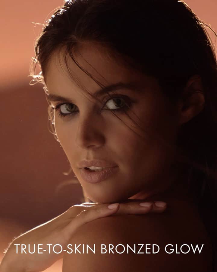 のインスタグラム：「Im so honored to finally announced I’m the new face of Terracotta by @guerlain 🤎  Terracotta was Reimagined with a new formula enriched with 96% naturally-derived ingredients, the legendary powder breaks new boundaries. With greater naturality comes an even more seamless, true-to-skin make-up result: skin is lit up as though from within. Available in six exclusive shades, Terracotta offers the perfect bronzed glow to suit any skin tone. @thestylecouncilparis @solvesundsbostudio  @anthonyturnerhair @charlottecolletcollet」