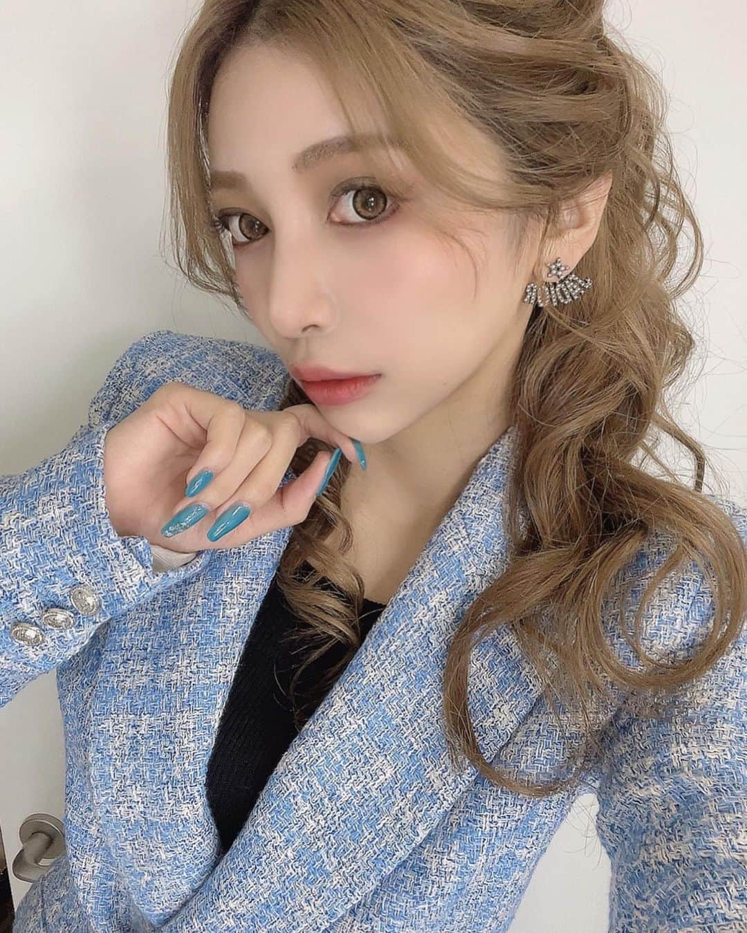 しゅんちゃん（RUI）のインスタグラム：「水色スキー💙 このジャケットZARAだよ かわいくなーーーい？？ 肩パッドしっかりはいっとるけん ちょとうけるけど いいかんじ。 ゆたがくれたピアスきゃわちー⤴︎センス🔥 #ピアス#ネイル#ヘアメイク#ハーフポニー#💙 #zara#ootd#dior」