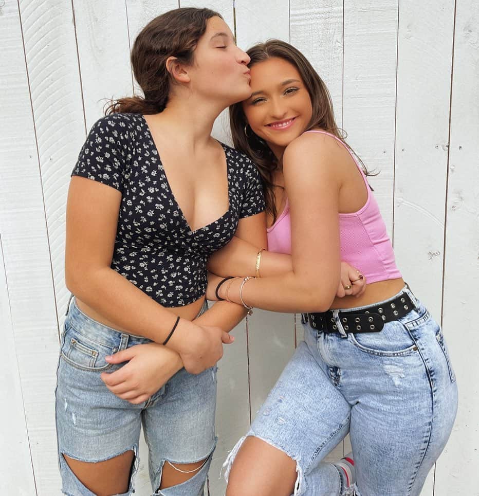 テイラー・グラブスのインスタグラム：「just posted a youtube video with this cutie💖 we got pretty deep talking about confidence, loving yourself, our relationship and so much more. go check it out :)」