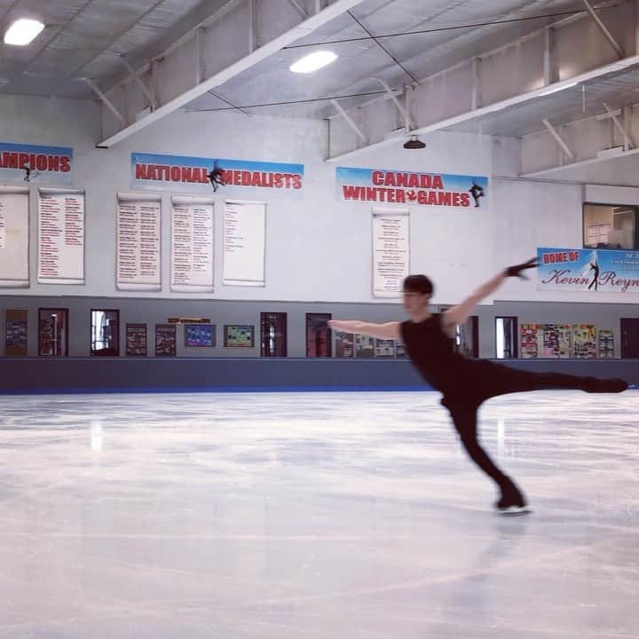 ジェレミー・テンのインスタグラム：「32 and still got it.... barely 😂   Good luck to everyone in #Sweden competing at the World Championships this week!  #3Lutz #3lutz3toe #FigureSkating #IceSkating #SkatingStuff #Flying #Tricks #WorldFigure #TeamCanada #RetiredAthlete」