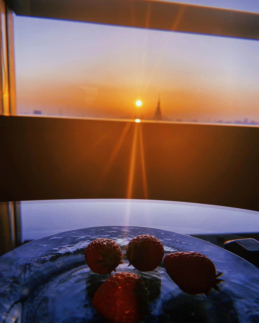 高橋メアリージュンさんのインスタグラム写真 - (高橋メアリージュンInstagram)「Good morning！ 今日も素晴らしい朝日でした; )🌅🍓感謝🌍 Have a lovely day!  #sunrisephotography  #sunriseintokyo #sunriselover  #sunsetlover #sunrise_sunset_photogroup」3月24日 6時19分 - maryjuntakahashi