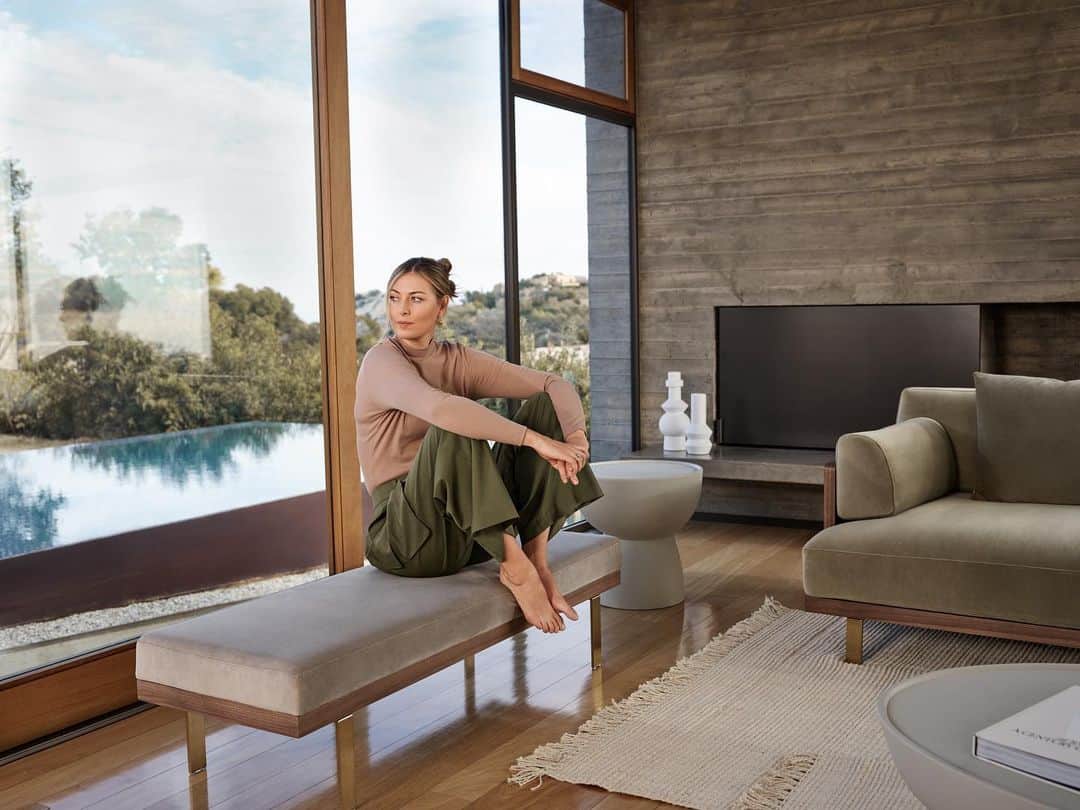 マリア・シャラポワのインスタグラム：「Excited to see my @roveconcepts collaboration finally come to life!! 🤩🥳Proud of it immensely. What started as a design workshop back when I was training in Italy, became an essential living room set today. THE living room—the one we’ve gotten to know all too well recently!!  By incorporating natural material hues and textures, each piece is meant to compliment your current spaces. Kind of like an extension of the design choices you’ve already made. The lamp and coffee table are staples I’ve already added to my home. If there’s a piece you love from the collection, share it on stories to be featured! 💫 🛋」