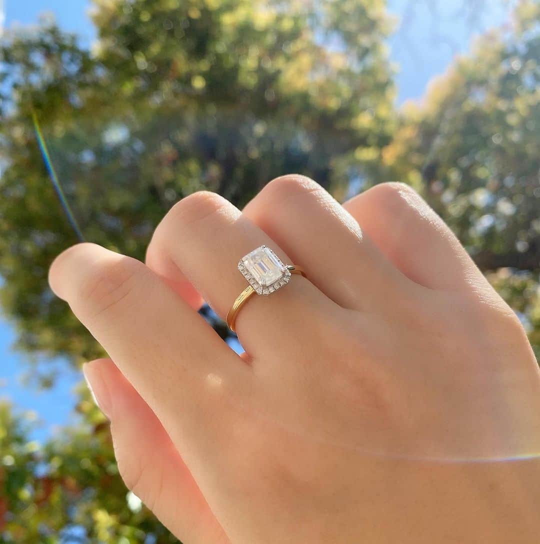菊地亜美さんのインスタグラム写真 - (菊地亜美Instagram)「. オーダーしてから届くのをずっと楽しみにしていた @moissanite.brillar @brillar_official の指輪…♡  モアサナイトという石で、海外では婚約指輪に使われたりすることも多いみたい☺︎  派手すぎないけど存在感があって重ね付けもしやすいように、エメラルドカットにイエローゴールド×ホワイトゴールドのツートーンにしました💍♡」3月24日 18時28分 - amikikuchi0905