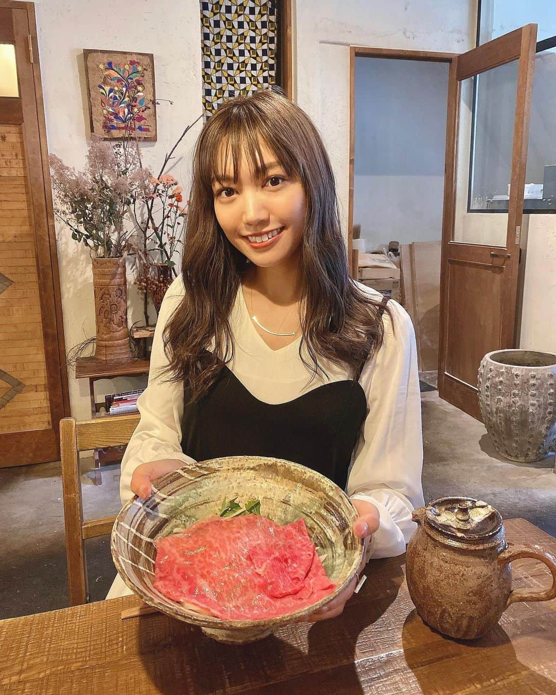 ののさんのインスタグラム写真 - (ののInstagram)「. 国産和牛しゃぶ肉のおうどん🐂  大きな国産和牛に熱々のお出汁を自分でかけて、しゃぶしゃぶにして食べるおうどん🤤 美味しかったよねえ  #美糸#美糸うどん#大阪グルメ#関西グルメ#大阪ランチ#心斎橋ランチ#心斎橋グルメ#本町グルメ#本町ランチ#グルメ女子#しゃぶしゃぶ#国産和牛#うどん#麺#グルメスタグラム#グルメレポ#関西#大阪#心斎橋#本町#ランチ#ランチタイム#和食」3月24日 18時32分 - nonoko0309