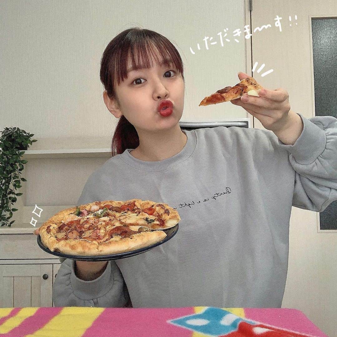 のインスタグラム：「🍕﻿ ﻿ ﻿ ジャジャジャジャーン！！！！！﻿ ドミノ・ピザさんでピザ買ってきました✌🏻﻿ パーティーだウォウウォウ🍕🎉🎉﻿ ﻿ 2021.3/24〜 ˗ˋˏ Do!花見セット ˎˊ˗ が﻿ 数量限定！期間限定！で発売されるよん☺️﻿ ﻿ ✧︎ セット内容 ✧︎﻿ ・Mサイズのピザ2枚﻿ ・サイドメニュー2品﻿ 種類は選べるのでお好きなのを選んじゃって🥰﻿ ﻿ ピザもサイドメニューも種類が豊富やから﻿ 何にしようか迷っちまうよねェ🙃💭﻿ ちなみに私はピザはシーフード系がすき🥰✌🏻﻿ チリガーリックポテトがスパイシーで美味しかった😢💗﻿ ﻿ そして！！こちらを頼んでもらうともれなく﻿ ピザ柄のブランケットがついてくるのじゃ〜！﻿ ポップなデザインでとてもかわいい🍕❤︎﻿ ﻿ 意外と大きいサイズなのでまん丸くるまれるし、﻿ テーブルクロスとしても使えちゃいます(งᐛ )ง﻿ ﻿ 新生活！新しい出会いも盛りだくさん！﻿ お家でピザパーティー開催してみてはいかがでしょうか(*ˆ﹀ˆ*)🌸﻿ ﻿ 美味しかった〜〜〜！！！🥺\❤︎/﻿ ﻿ ﻿ #ドミノピザ﻿ #Do花見セット﻿ #テーブルコーデ﻿ #PR﻿ #春が来た﻿ #可愛いブランケット﻿ #ピザ柄のブランケット﻿ #お腹すく﻿ #触り心地ふわふわ﻿ #ピザパーティー開催したけど﻿ #実はひとり﻿ #2人分用意してるけど﻿ #実はひとり﻿ #笑﻿ #楽しければそれでいいんです﻿ #美味しかったあああああ﻿ #大満足😋」