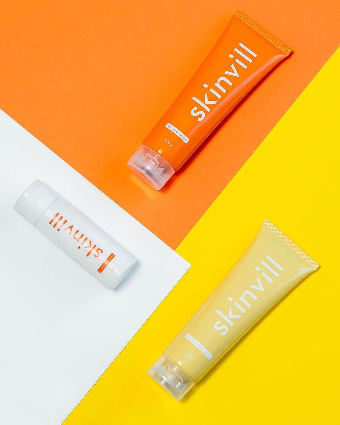 skinvillのインスタグラム：「#skinvill シリーズは、全て柑橘系をベースにした香り🍊  ほっと温まりながら 爽やかでフルーティーな香りを感じて。  メイク以外の毛穴汚れも、さっぱりとリセットしよう✨ ⠀ 1日の終わりはフレッシュな気分で♪ 疲れをとって、心地良い睡眠を🌛 ⠀ #スキンビル  #ホットクレンジングジェル  #ホットスクラブクレンジング #酵素洗顔パウダー」