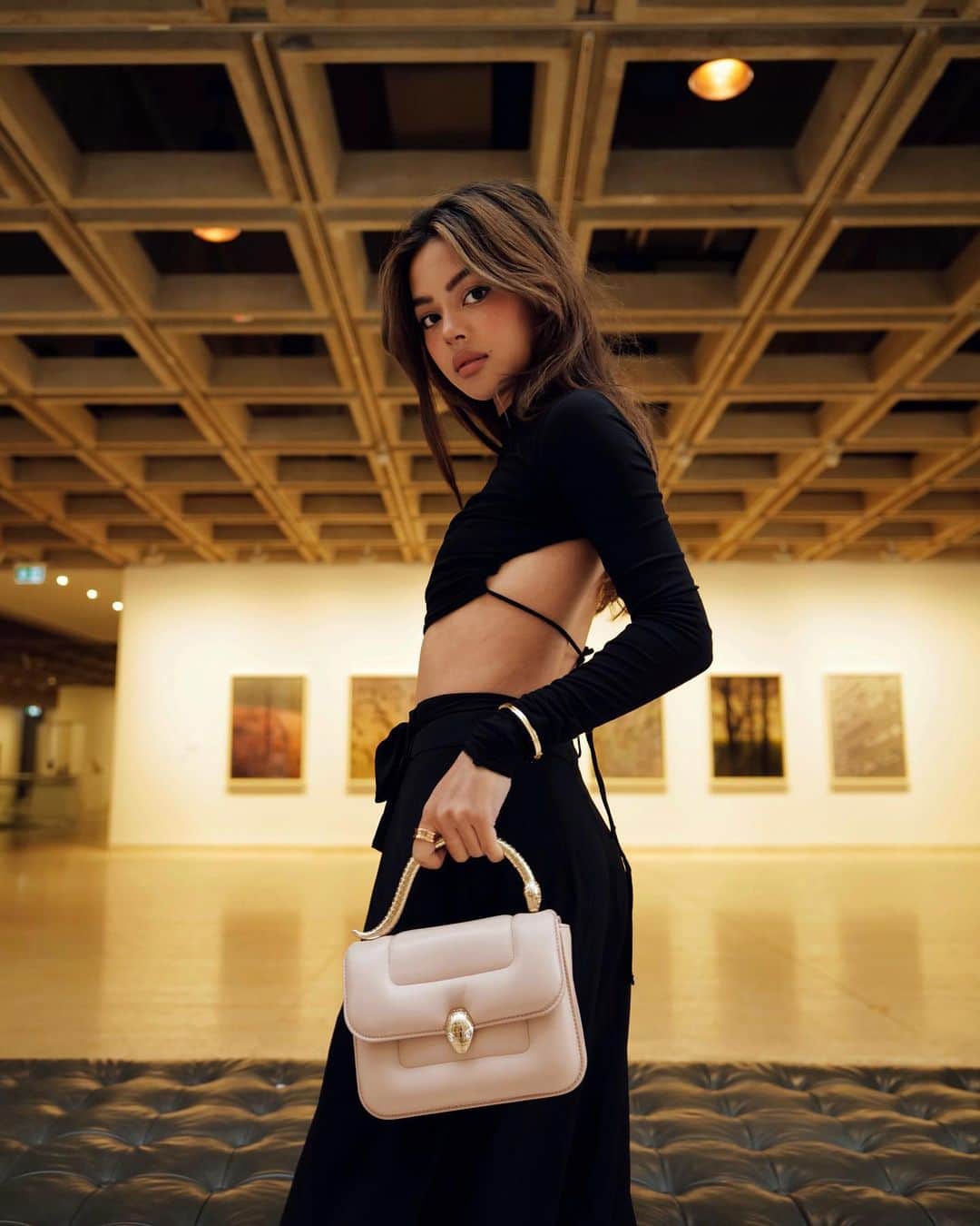 リリーマイマックのインスタグラム：「A work of art. The new @bulgari x @marykatrantzou Serpenti Bag」