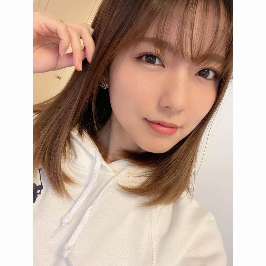 真野恵里菜さんのインスタグラム写真 - (真野恵里菜Instagram)「久しぶりにメイクした💄 . . いつもこんな感じのメイクだから 久しぶりにコスメ購入して ちょっと違ったメイクもしてみたいけど 結局どれにするか決められなくて どうしたらいいか分からない状態が続いている😂 #セルフメイク」3月24日 17時19分 - erinamano_official