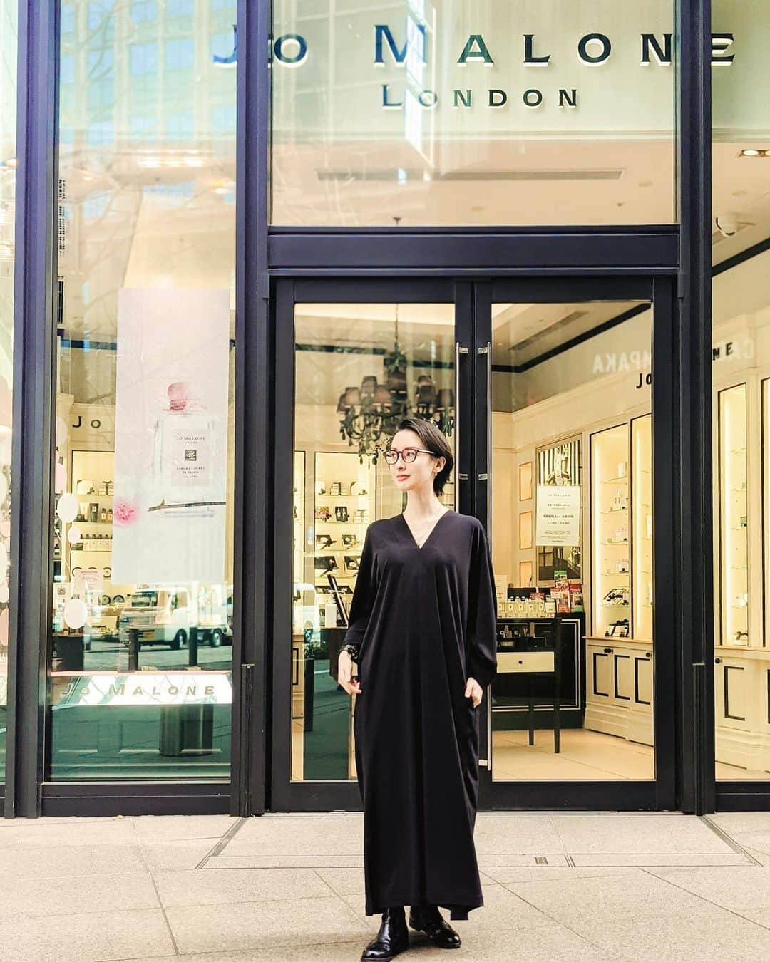 前田紀至子のインスタグラム：「SUMAU @morimoto_sumau の連載が公開されました。 今回はお家の中での香りにフィーチャーして、ジョー マローン ロンドンへ。 ライトフローラル、フローラル、フルーティ、ウッディ、スパイシー。  それぞれの香りのタイプ別に様々なアイテムをお試しして来ました。  数あるジョーの魅力の一つ、それは香りを重ねる「セント ペアリング」によって、自分にとってのスペシャルな香りを探求出来ること。  これまでの経験から、店頭ではこの記事同様に優しくてプロフェッショナルなスタッフの皆さんが素晴らしい提案をしてくださることをお約束します（ジョーの店員さんって皆さん凄く優しくてホスピタリティに溢れていますが、確かに良い香りに包まれると人は優しくなれるのかもしれない…笑）。  ので、皆さまも是非素敵な空間の中で「マイフェリバリットな香りの組み合わせ」を見つけ出してみてくださいね。  因みに私のオールタイムベストは記事にて。 bioのリンクか @morimoto_sumau のトップからどうぞ。  #sumau#スマウ#jomalonelondon #ジョーマローンロンドン#ropelaligne#ropélaligne#ロペラリーニュ」