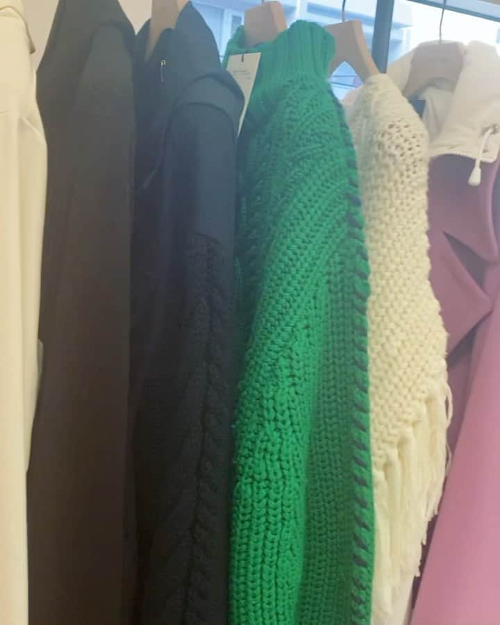 木嶋真優のインスタグラム：「@stumbly.official  SS2021 AW2021 展示会 素敵すぎた🌸 この子達がこの秋冬におうちにやって来るかと思うと 今からクローゼット開けて待ってるよ！ コロナで外出もせず お洋服まみれになれなかったから なんなら今日から この子達着てもう一回秋冬やり直したいよ！ 今から着れるSSはまたアップするね！ ありがとうございました🙏」