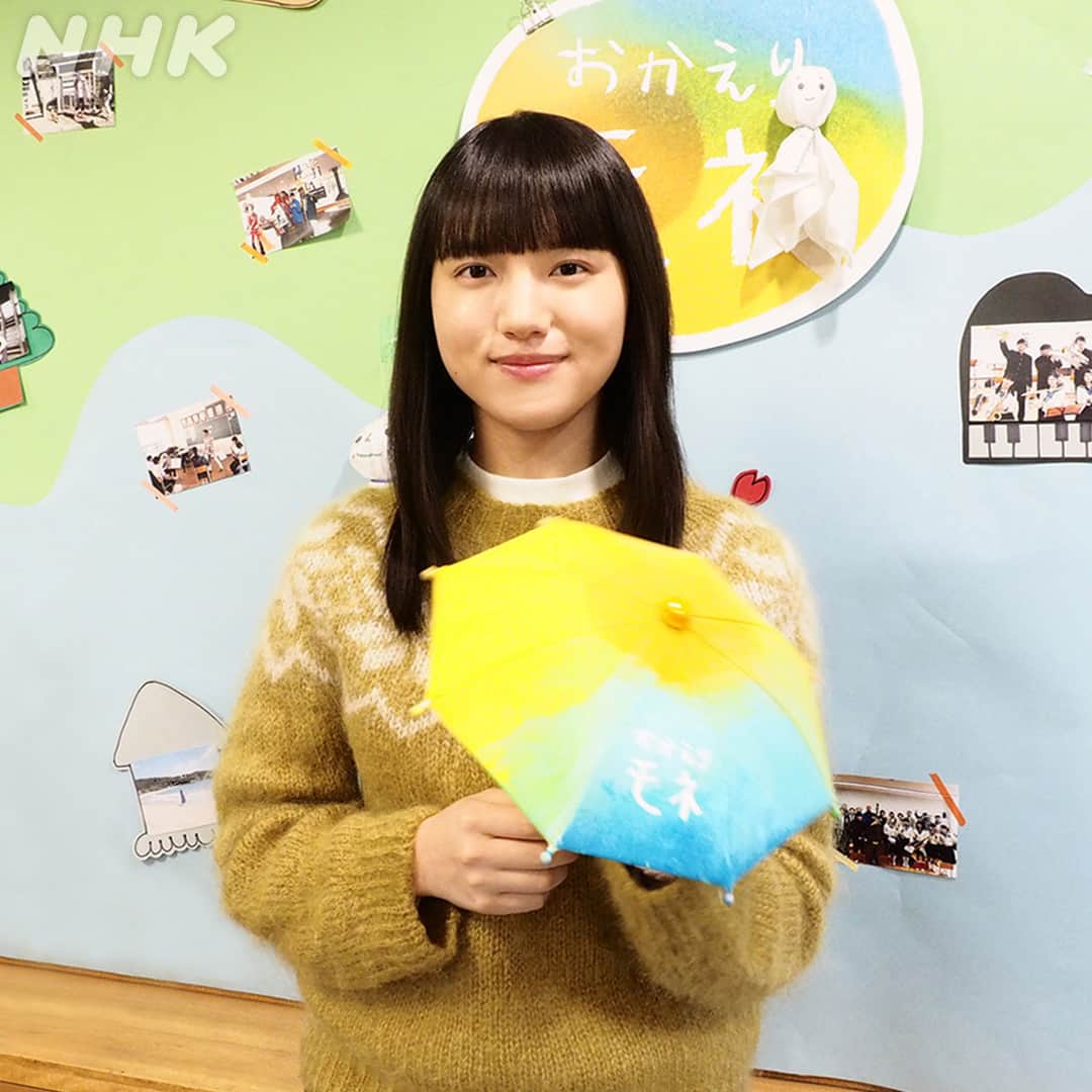 NHK「おかえりモネ」のインスタグラム：「「 #おかえりモネ 」はスタジオでの撮影も進んでいます☺  前室は海と山をイメージした青と緑の飾りつけが鮮やかです✨  “モネカラー”の傘と清原さんのオフショットをお届け☂  #朝ドラ #清原果耶   🌞 #5月17日放送開始 🌞」