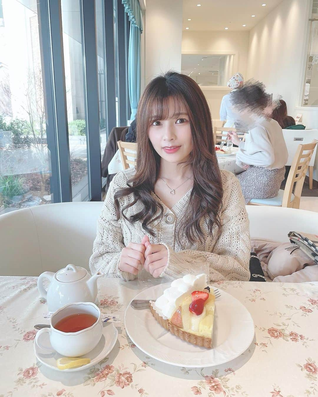 日比野友香さんのインスタグラム写真 - (日比野友香Instagram)「タルト食べ放題行ってきました🍰﻿ ﻿ 1個1個が大きいのに、3個も食べれちゃうぐらい﻿ 甘さ控えめでおいしかったです♡﻿ ﻿ ﻿ カフェ巡り大好き＾＾*﻿ ﻿ ﻿ ﻿ ﻿ ﻿ ﻿ ﻿ #心斎橋 #心斎橋カフェ #cake #cakestagram  #大阪カフェ #大阪グルメ #カフェ #カフェ巡り  #かわいいカフェ #おいしい #スイーツ #sweets  #映えカフェ #kawaii #スイーツ好きな人と繋がりたい  #ケーキ #タルト #タルト食べ放題  #インフルエンサー #インスタグラマー  #instagramers #influencer  #kansai_trip #osaka_style#fromgram  #instasweet #instafood#カフェスタグラム﻿ #genic_cafe #genic_sweets」3月24日 18時20分 - tomokahibino