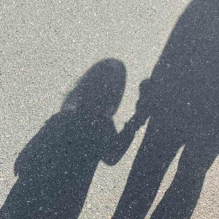 畠中清羅 のインスタグラム：「👩‍👧💕  #朝のルーティン#お散歩#ママと娘」