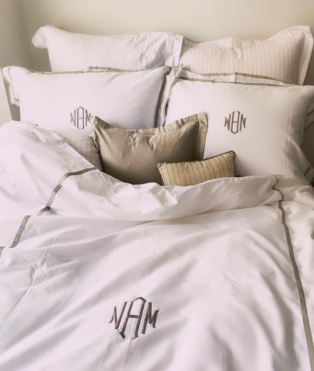 辻直子さんのインスタグラム写真 - (辻直子Instagram)「#goodmorning☀️#naoko&moe#bedmaking#sleeplessness #睡眠障害#ベッドリネンは白#刺繍をリクエストしました#リネンは糸が細くて密度のある#400TCぐらいが好きです#それが肌にすごく気持ちいいんです @hotellikeinterior   10年近く睡眠障害があっていろんなことを試してきました🛏  ベッドを買ったり枕を変えたり、エッセンスシャルオイルやサプリメントや、少しのお酒が良いよっ言われた時は逆に楽しくなってしまったり😉ほんとにたくさんのことを試してきました  撮影が毎日続くときは明日も早朝からなのに何度も目を覚まして、目が覚めるたびにがっくりしてしまうことも😌  ぐっすり眠れないってほんとうに辛いんですよね。  でもそれが少しずつ良くなってきました🥰  きっといろいろな方がいると思うけど、私の場合は頭の中が覚醒してスイッチの切り替えができなくなっていたんだと思います  そんな時に切り貼りするような表のことを試しても効果がなかったんだと思う  まずは身体の内側を整える食事や時間の使いかた、当たり前のことをとにかくがんばってみて  自分の身体時間が整うようにしてみました  10年近い不眠症はカチッと元に戻ってはいないけれど、前より眠れる日が増えてきたことはこんなに幸せ♡なんだなって感じています  身体のベースが整ってきたから、ベッドリネンをまた新調してみたり眠る時間作りを大切にしています😉  プロフィールのwebサイトのインタビューを見てくださって、いろいろなメッセージをいただいたので少しずつ私が睡眠にプラスになったことを伝えていきますね♡」3月24日 9時43分 - naoko.ts