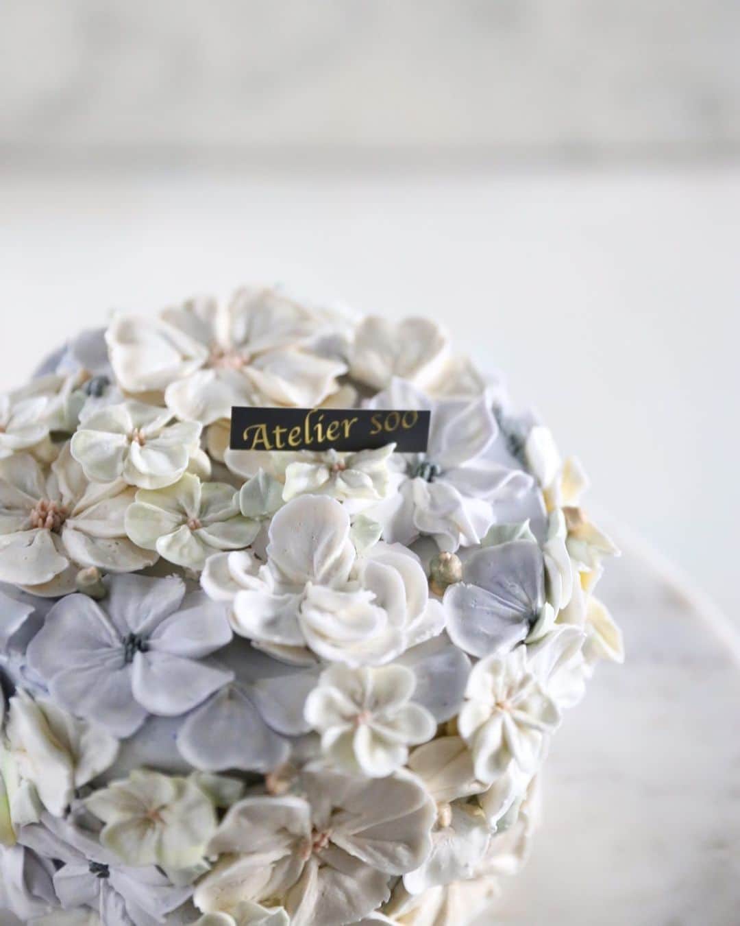 청담 수케이크 (atelier soo)のインスタグラム：「ㅡ Wedding soo 🤍 2단케이크가아닌홀케이크를웨딩느낌으로풀어보기 ㅡ #flower #cake #flowercake #partycake #birthday #bouquet #buttercream #baking #wilton #weddingcake #Weddingsoo ㅡ www.soocake.com vkscl_energy@naver.com」