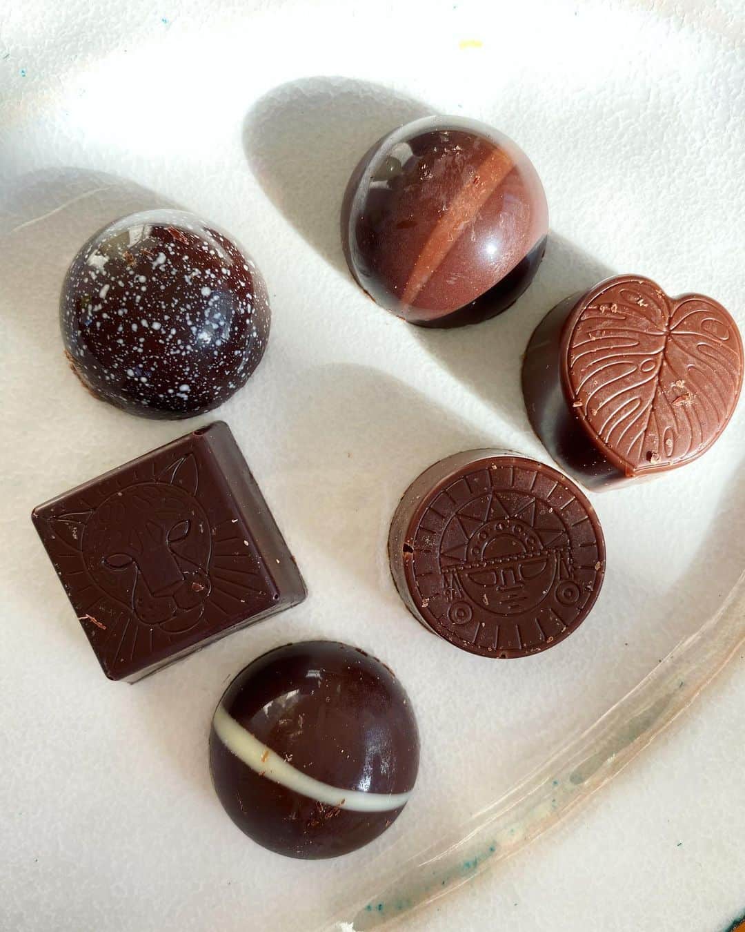 早坂香須子さんのインスタグラム写真 - (早坂香須子Instagram)「ベルギー郊外にある小さなチョコレート工房LEGAST（レガスト）のチョコレート。しっかりカカオの味とまろやかな中に心地よい苦味、これまで食べたチョコの中でも最高峰の美味しさ❗️  レガストはラテンアメリカの現地農民とともに、化学物質を使わず自然を活かしたカカオ栽培を実践し、カカオが育つ土壌と人を大切にしてる本格的なbean to bar 工房なんだそうです。  希少なチョコレートを世界のショコラティエとカカオと日本の消費者を繋ぐプラットフォーム、ApeCA（アペカ）のセレクトで日本にいながら味わうことができるように🤍  自分へのご褒美に、今朝はコーヒーと一粒✨ なんというか、一粒で舌も心も満足する奥深い味わいでじーんときます。  @apeca.cacao  #apeca #legast #chocolate  #beentobar  #chocolatier  #チョコレート」3月24日 9時55分 - kazukovalentine
