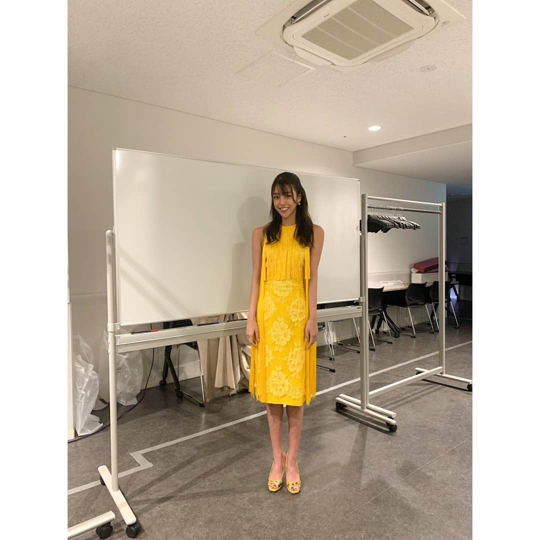 岡副麻希さんのインスタグラム写真 - (岡副麻希Instagram)「.﻿ 【Campus Award 2021】﻿ ありがとうございました！ ﻿ 内面から溢れ出るキラキラした方々との同じ空間、﻿ とても心そわそわしちゃいました😌💐﻿ ﻿ これから更にかっこいい女性になられていくのだろうなぁと思うと勝手にニヤニヤ。ステキなイベントに携われてしあわせでしたありがとうございました🥰﻿ ﻿ ここまで約一年間出場者のみなさま、運営のみなさま、応援団のみなさま本当にお疲れ様でした！！﻿ ﻿ ＊＊＊﻿ ﻿ 黄色の衣装を、ということでスタイリストさんが華やかすぎず地味すぎず、丈が短すぎないドレスを用意してくれました🥺💛﻿ 久しぶりにそんなヒールを履きました笑﻿ ふくらはぎ柔らかいくせにぷっくり😂﻿ ﻿ 👗#stellamccartney  👠#diana ﻿ ﻿ ﻿#campusaward #イエローワンピ #ビタミンカラー #💛💛💛 ﻿」3月24日 10時08分 - maki_okazoe_official