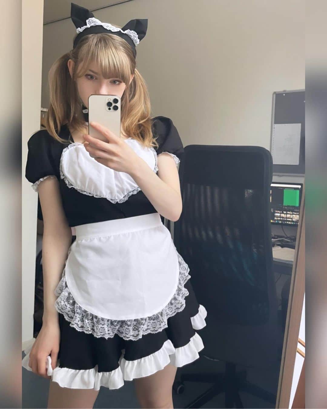 Ella Freyaのインスタグラム：「I’m losing my Insta followers.. should I post more ?」
