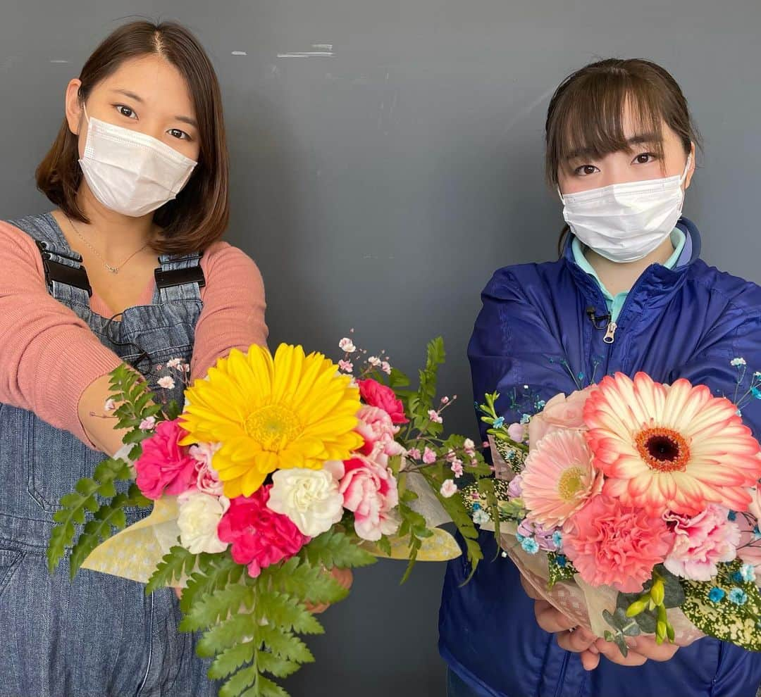 汾陽美樹のインスタグラム：「. 今日のふるさとライブは⭐️エンジョイDIY⭐️ . 出会いと別れの春🌸🍃 お花を贈る機会も多いのでは？ そこで今回は、フラワーアレンジメントに挑戦💐 . 初心者でも簡単にできるポイントをご紹介します🪴 手作りのフラワーアレンジメントで 心のこもったプレゼントはいかがですか🌷✨ . 午後2時45分〜放送です😊🙌 . #長野放送 #ふるさとライブ #エンジョイ #DIY #フラワーアレンジメント #アナウンサー #汾陽美樹」