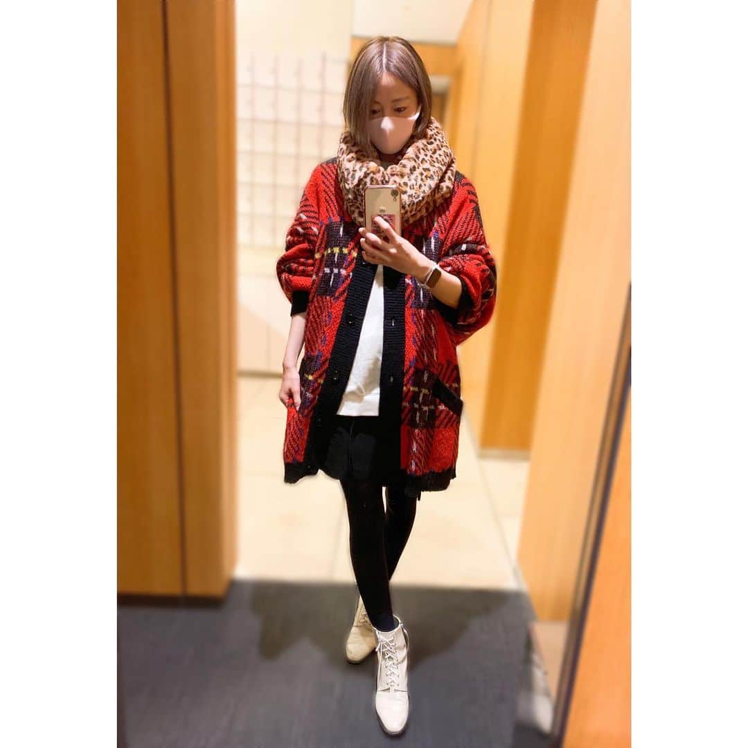 のインスタグラム：「ㅤㅤㅤㅤㅤㅤㅤㅤㅤㅤㅤㅤㅤ #私服戦隊ミヤジマン  ❤️🖤🤍 かっこいいもかわいいもおもしろいもいいとこどりして生きていくよ😋 ㅤㅤㅤㅤㅤㅤㅤㅤㅤㅤㅤㅤㅤ cardigan&snood: @candystripper_official #candystripper  tops: @jouetie_official  #jouetie #jouetie_ootd  skirt: @murua_official #murua  boots: @sellenatela #sellenatela  ㅤㅤㅤㅤㅤㅤㅤㅤㅤㅤㅤㅤㅤ #ジェンダーレス女子 #派手服 #派手コーデ #派手髪女子 #派手髪ショート #ボーイッシュコーデ #今日のコーデ #ootd #宮島咲良 #ミヤジマン #ぼっち戦隊ミヤジマン」