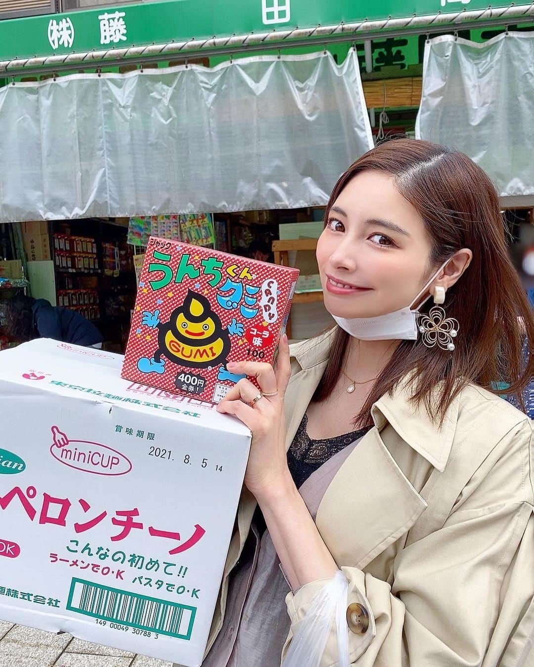 得あゆさんのインスタグラム写真 - (得あゆInstagram)「駄菓子屋の問屋！🍫🍪🍭🍬🍘 ストーリーに載せたらどこ？！ ってめっちゃ質問きてた！ 大阪の【(株)藤田商店】ってお店だよ！💗 ほんとお菓子好きにとって 夢みたいな空間だった🥲💗 ・ 嘘みたいだけど、うまい棒が！ ドンキとかで買うより新鮮で美味しかった😂 だから私はこれからうまい棒ここでしか 買わない！と決めました！笑 ・ あと好きな駄菓子だけを爆買い。笑 みんなうんちくんグミ分かるよね？！？！💩 これ当たりくじが20円とか40円とか お金に変わるから大好きだったんだよ！！！😂💗 ・ ・ ・ ・ ・ ・ ・ ・ ・ ・ #藤田商店#駄菓子屋#駄菓子#卸屋#お菓子#夢#お菓子好きな人と繋がりたい#懐かしい#昭和#インスタ映え#カメラ女子#関西#関西グルメ#大阪#大阪グルメ#大阪スイーツ#大阪観光#テンション上がる#マタニティー#マタニティーライフ#妊婦#妊婦生活#妊娠#うまい棒#大阪食べ歩き#お買い物#爆買い#maternityphotography#japanesefood#osakajapan」3月24日 12時26分 - tokuayu819