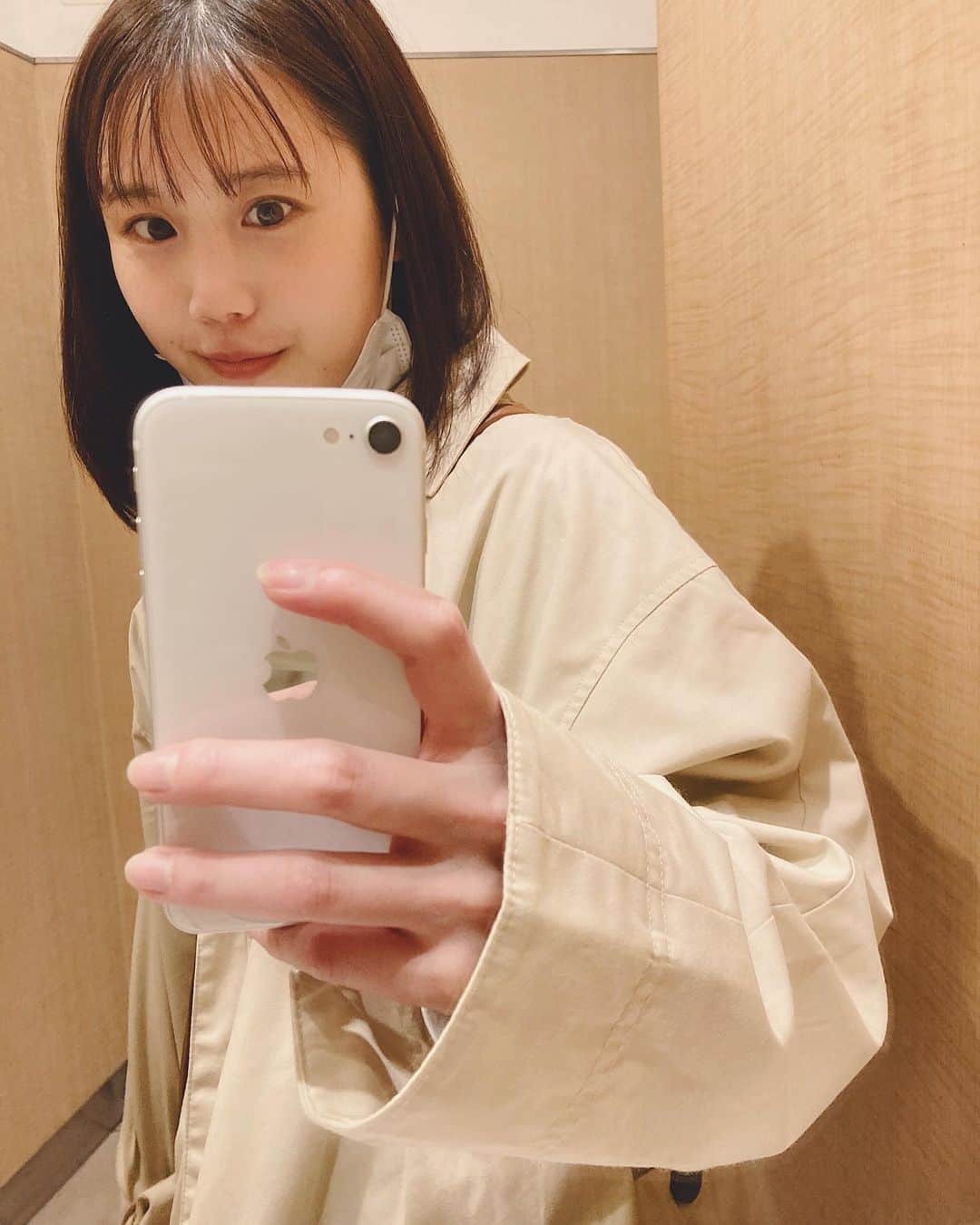 七瀬真緒のインスタグラム：「. 今日から春コート。 暖かいとそれだけで幸せだし理由もなく良いこと起きそうって思っちゃう。それが嬉しい。 . #単純すぎ」