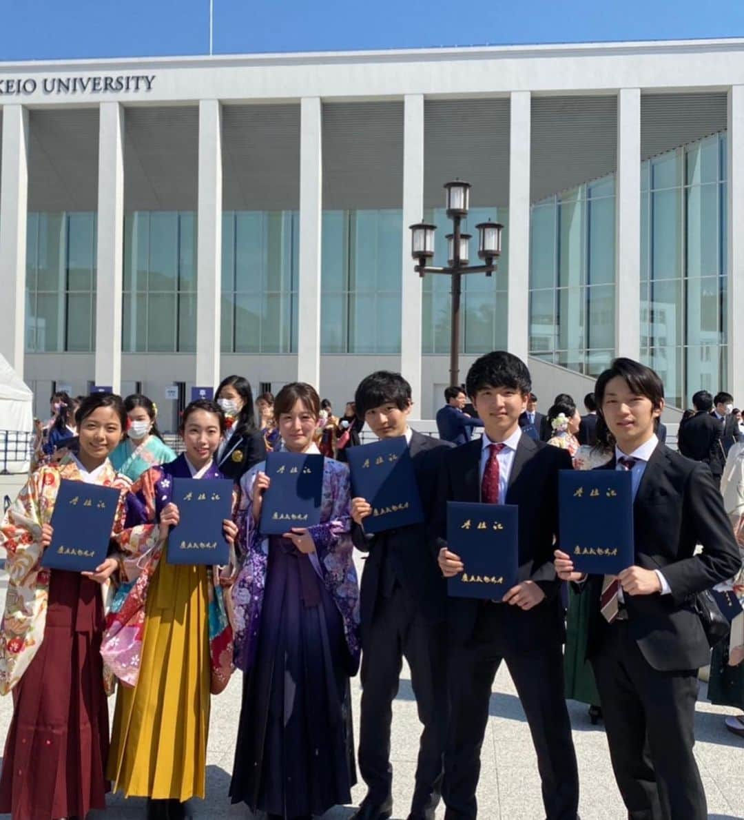 田嶋あいかさんのインスタグラム写真 - (田嶋あいかInstagram)「🌸﻿ 2021年3月23日、慶應義塾大学商学部を卒業しました。﻿ 大好きな友達に囲まれて過ごした大学生活は本当に幸せで、とっっっても充実した日々でした。終わってしまったのは悲しいけど、みんながもっともっとビッグになってまた再会できる日が楽しみでしょうがない！4月から大きく環境が変わりますが、これまでお世話になった方々へ少しでも恩返しができるようにこれからも頑張ります😊﻿ ﻿ #卒業式  #大学卒業 ﻿」3月24日 12時41分 - tajimaaika