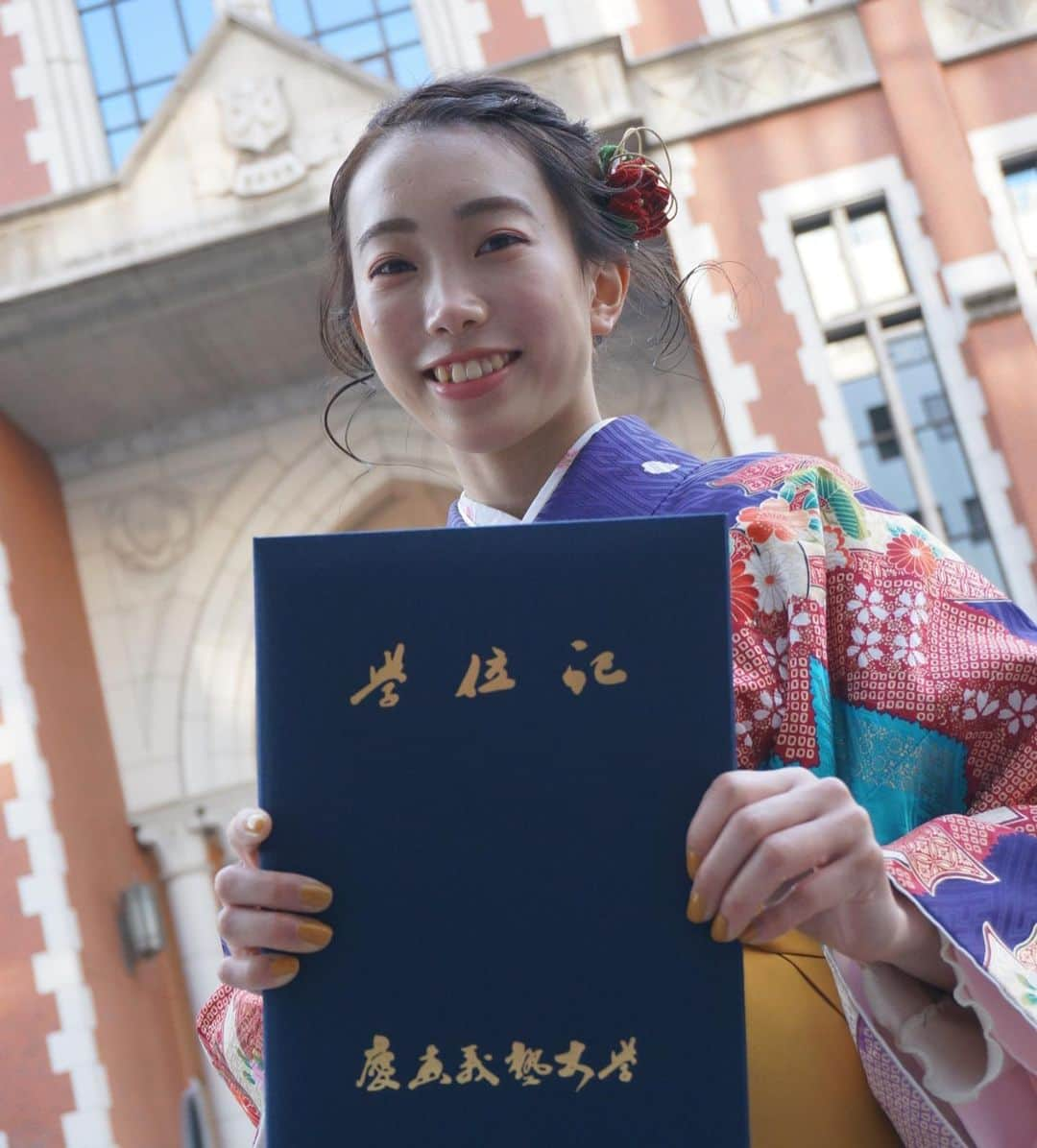 田嶋あいかのインスタグラム：「🌸﻿ 2021年3月23日、慶應義塾大学商学部を卒業しました。﻿ 大好きな友達に囲まれて過ごした大学生活は本当に幸せで、とっっっても充実した日々でした。終わってしまったのは悲しいけど、みんながもっともっとビッグになってまた再会できる日が楽しみでしょうがない！4月から大きく環境が変わりますが、これまでお世話になった方々へ少しでも恩返しができるようにこれからも頑張ります😊﻿ ﻿ #卒業式  #大学卒業 ﻿」