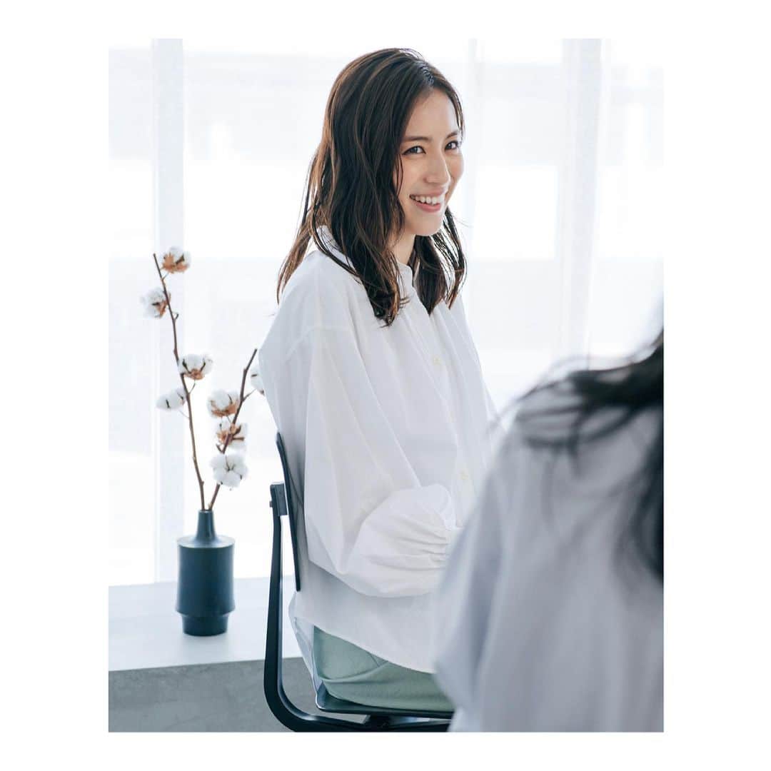 のインスタグラム：「この度、  ONWARDの新ブランド#newansと 新たな取り組みをさせて頂くことになりました。  ＃newansは 「新しい働き方をする人たちと、 新しい答え＝NEW ANSWERになる服を創る」 というコンセプトの元、 シャツをキーアイテムとしながら 働く女性に向け様々な提案をしています。  このチームの皆さんと一緒に働きたいと 素直に思ったのと、 ブランドのコンセプトに深く共感させて頂き、 "共につくるプロジェクト"を 進めて行く運びとなりました。 # newansのチームに入り込み、 共にアイテム作りをしていきます。  詳しくはストーリーズからリンクに飛んで頂くと 記事になります。  @newans.official #Newans#ハッシュニュアンス#共につくるプロジェクト」