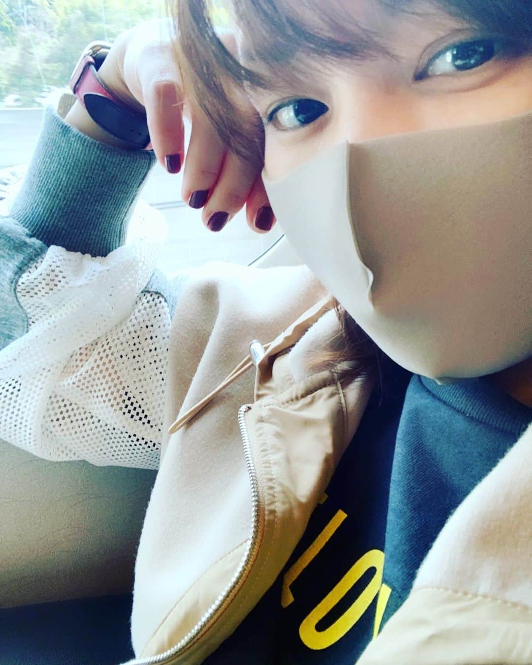 中澤裕子のインスタグラム：「・・  久しぶりの一人新幹線。 福岡からの約一時間。 この時間がとってもとっても貴重で 大好きな時間でした☺︎  日差しがあったかいねぇ☀️  広島の桜は今どんな感じですか🌸  #広島 #テレビ派 #生放送 #今日も笑顔で元気に」