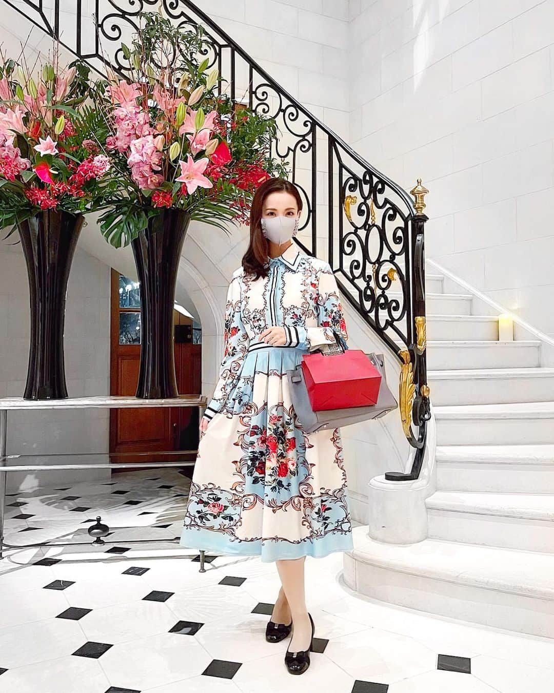 瀬戸早妃のインスタグラム：「とっても素敵なレストランで♥️👗 . こういう階段見ると(？)大劇場に行きたくなりますね😍✨ いつか、新しい宝塚ホテルにも泊まってみたいなぁ🎶 安心してお出かけできる日が来ますように✨ . ︎︎︎︎☑︎dress＆mask @montresorsaki  大人気ワンピース再入荷しています👗💞 . #montresor #モントレゾール #お出かけコーデ #観劇コーデ #大人可愛い #大人可愛いコーデ #selectshop #juelrobuchon #ロブション #ロブション恵比寿」