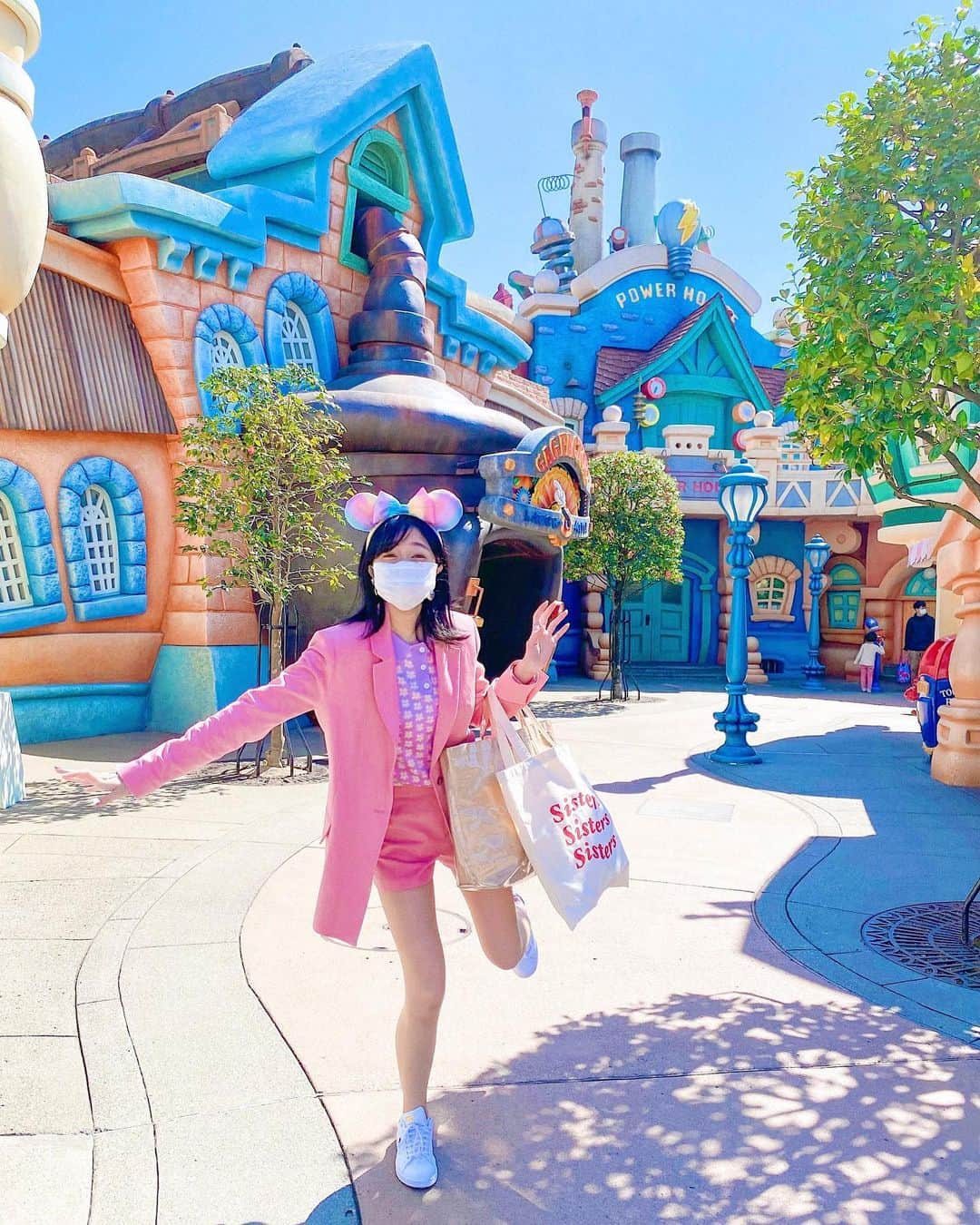 中島奈津希のインスタグラム：「💖💖💖﻿ ﻿ ﻿ ﻿ ﻿ ﻿ ﻿ なんのポーズ😂😂😂笑﻿ ﻿ ﻿ ﻿ ﻿ ﻿ 昨日の投稿やストーリーズへ﻿ たくさんコメントありがとうございます🥺❤️❤️﻿ そして、ブログについても感想dmをいただき﻿ 本当に本当に嬉しいです😭😭🙏🏻❤️﻿ ﻿ また、コツコツアップしていくので﻿ 良かったらお楽しみ🥺🥺❤️﻿ ﻿ ﻿ ﻿ ﻿ ﻿ ﻿ ﻿ 写真は、﻿ ほとんど人がいない#トゥーンタウン 🥺💖💖💖﻿ 賑やかなトゥーンタウンも大好きだけど、﻿ なんだか新鮮だよね😍😍💖﻿ ﻿ ﻿ テンション上がった事によるポーズでした😂😂←﻿ ﻿ ☁️☁️☁️☁️☁️☁️☁️☁️☁️☁️☁️☁️☁️☁️☁️☁️﻿ #disneysisters_jp ←#中島姉妹 ディズニーまとめ👭🏻﻿ #東京ディズニーランド ﻿ #ディズニーバウンド　﻿ #toontown#ディズニーランド」