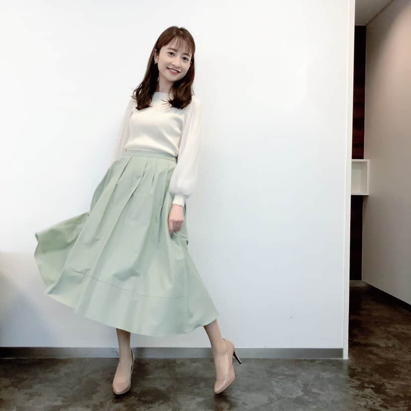 TBS「あさチャン！」のインスタグラム：「Today's まおこ Fashion🍀 ・ スタイリストさんからのポイント💁🏻‍♀️🎶 白ニット袖部分がチュールレースになっていて とてもキュートな一枚です❣️ スカートは、ミントグリーンで張り感のある素材が スタイルをグッと良く見せてくれます☺️ 品の良いコーデを目指して😆✨ 足がとても綺麗な日比さんに ピッタリの丈感のスカートです🤗 ・ ・ #tbs #あさチャン #アナウンサー #日比麻音子 #まおコーデ」