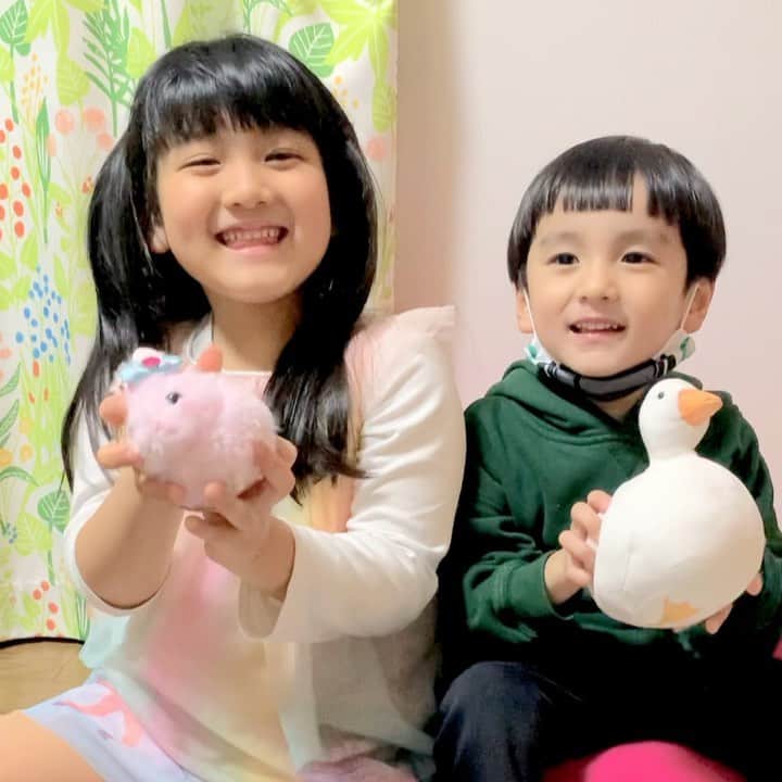 山口尚美のインスタグラム：「串カツ食べて元気になった子供達に 撮ってと言われた😅👧🏻👦🏻 歌ってるのはyoutubeで 「赤ちゃん　寝る」とかで検索すると出てくる動画の曲🌠 ずっと「寝ろ〜！！」と思って聞かせてたから染み込んでるんだな…😂」