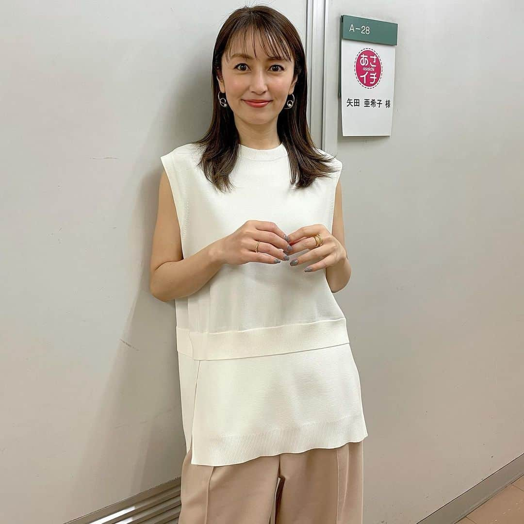 矢田亜希子さんのインスタグラム写真 - (矢田亜希子Instagram)「本日あさイチに出演させていただきました♪番組に私宛にメッセージをくださった方々ありがとうございました‼︎ #あさイチ#nhk #スタジオ入口に私の写真がたくさん#スタッフの方がお出迎えしてくださり嬉しかったです 衣装は @floml_official  靴 @elin_official_jp」3月24日 13時53分 - akiko_yada