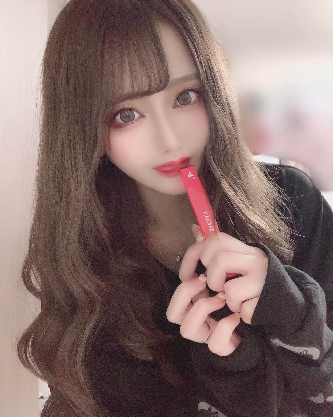 のインスタグラム：「. (@air_official_chill )の持ち運びシーシャ☁️☁️ ニコチンタール０に惹かれて🥺💕 煙の量ほんとシーシャ♡ 個人的にブルーベリーめちゃおいしい🫐♡ . #airmini #エアーミニ #持ち運びシーシャ #シーシャ #水タバコ」