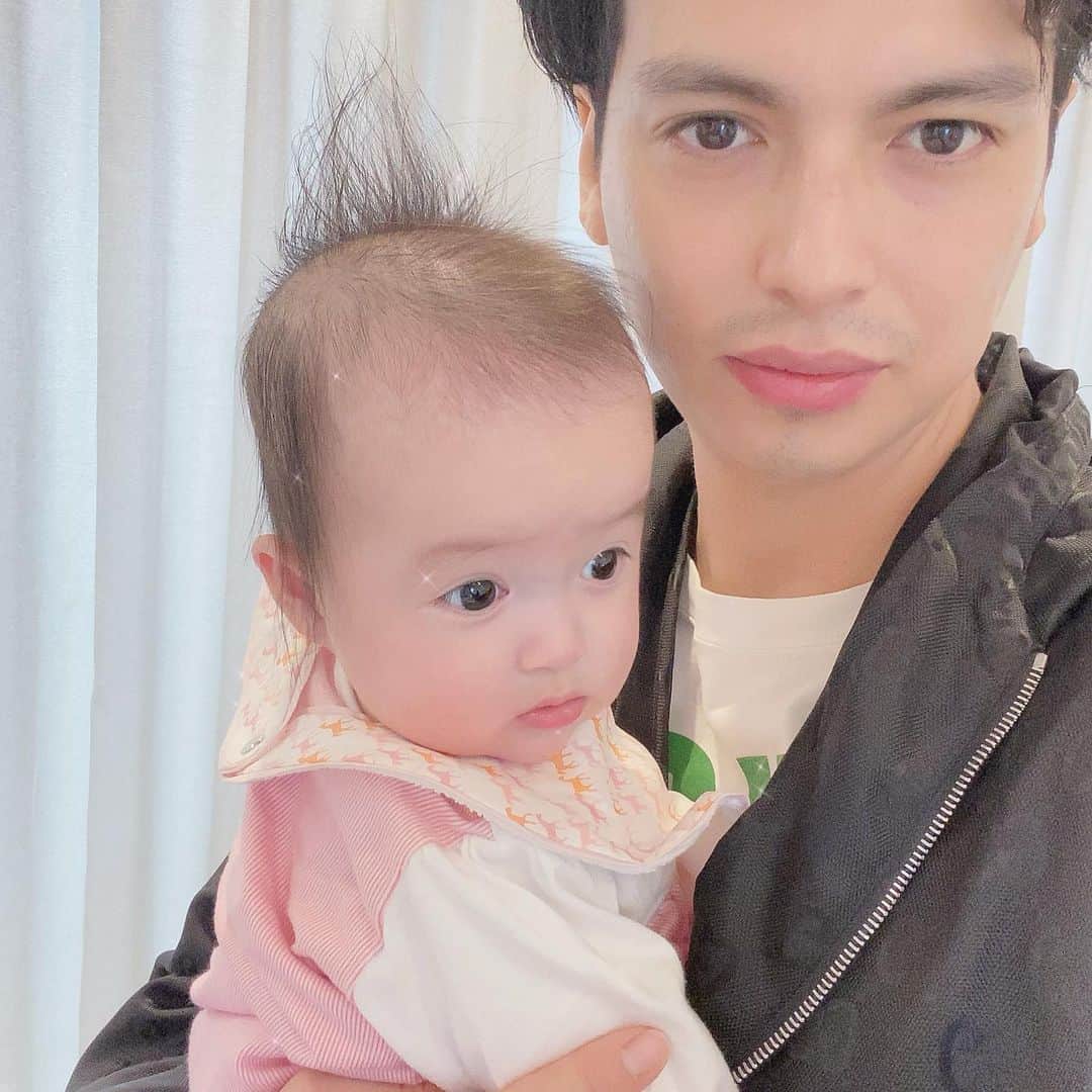 アレクサンダーのインスタグラム：「美人ちゃんのオーラでついに キラキラ🤩がでたよ‼️ #赤ちゃん #妹」